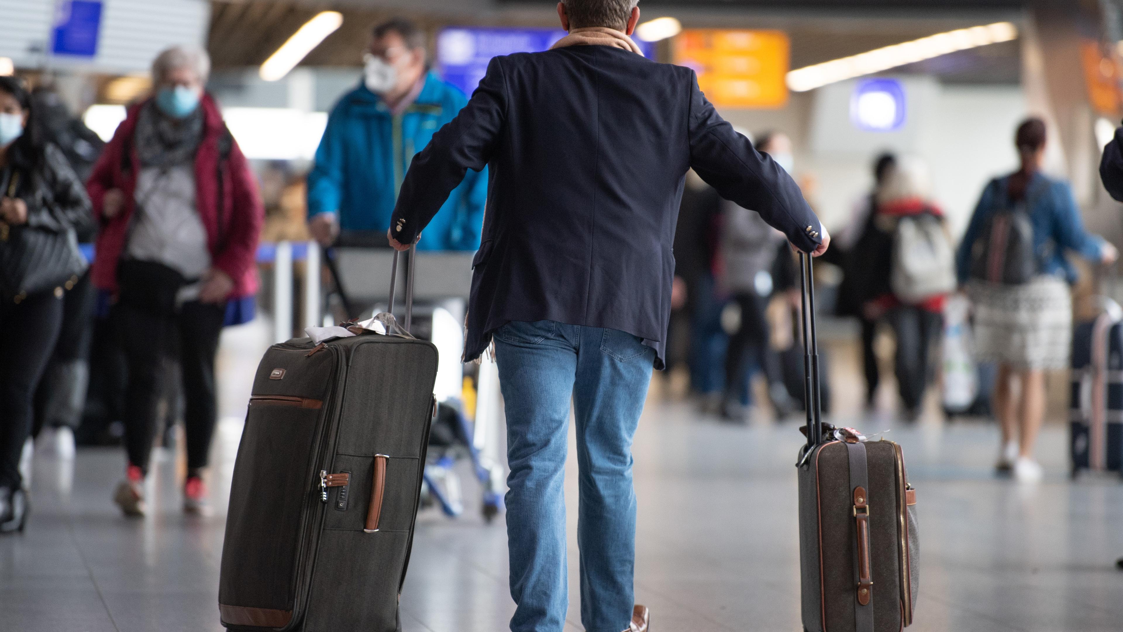 Hessen, Frankfurt/Main: Ein Passagier läuft mit seinem Gepäck am Flughafen Frankfurt.