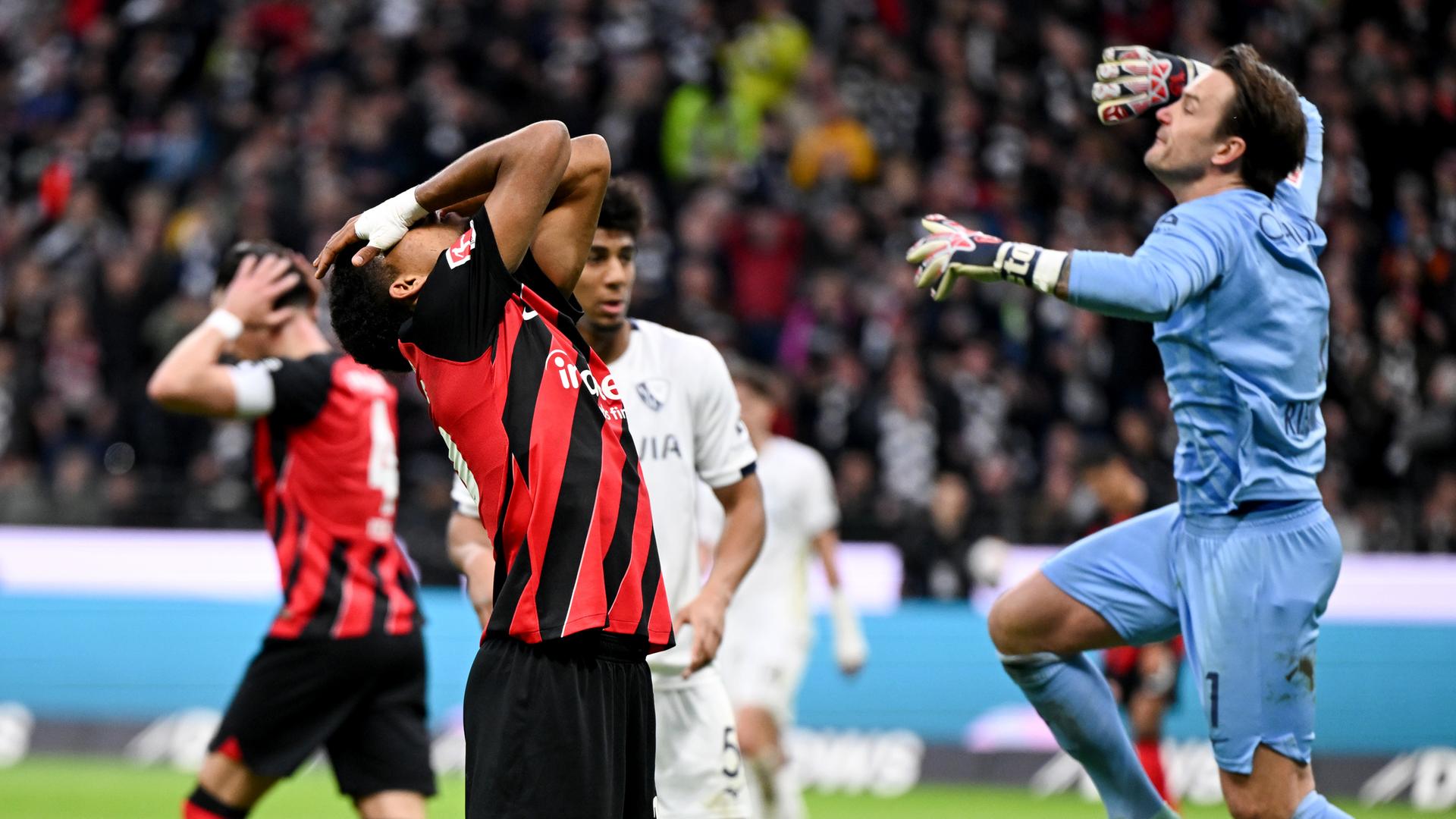  Frankfurts Ansgar Knauff (l) regiert neben Bochums Torwart Manuel Riemann.