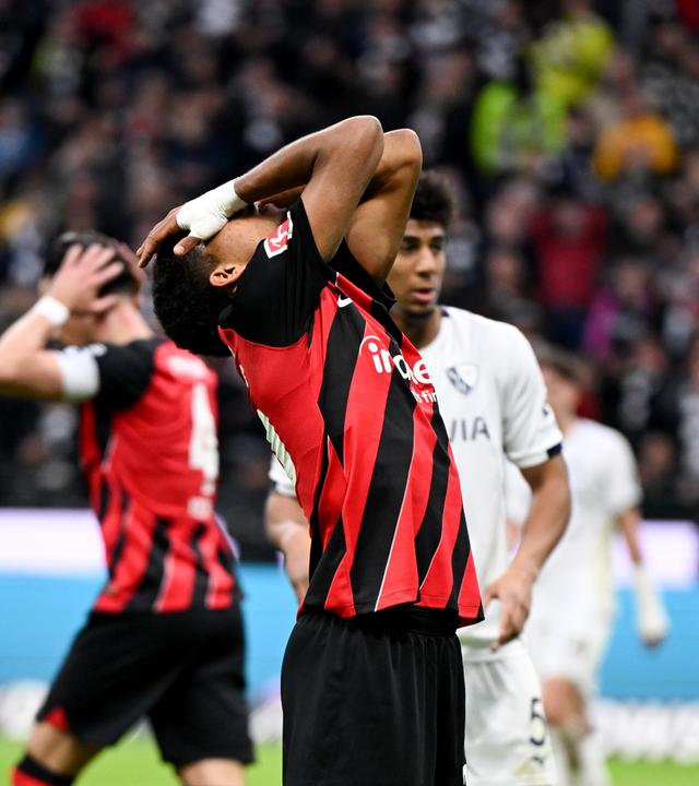  Frankfurts Ansgar Knauff (l) regiert neben Bochums Torwart Manuel Riemann.
