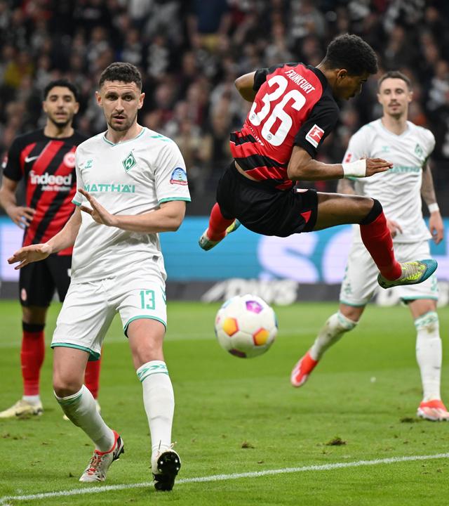 Bremens Milos Veljkovic und Frankfurts Ansgar Knauff kämpfen um den Ball.
