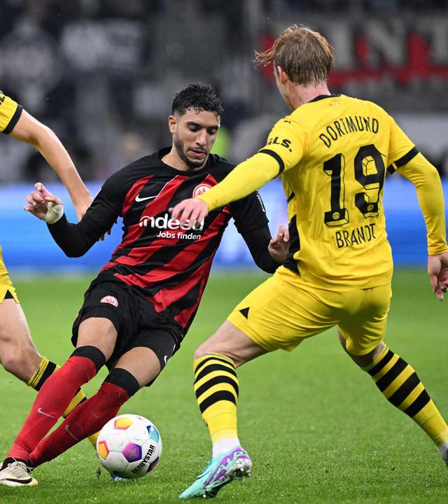 Omar Marmoush am Ball.