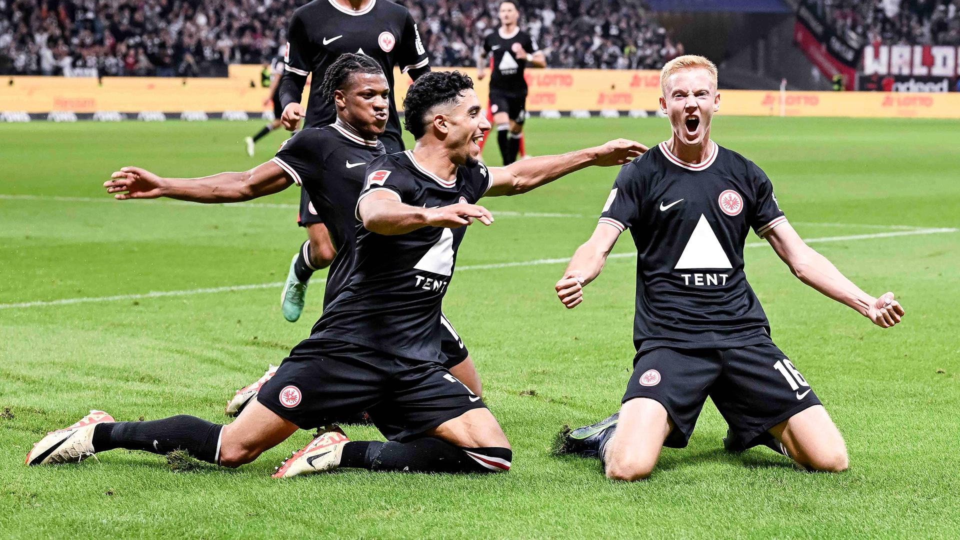 Torjubel nach dem Tor zum 1:0 durch Frankfurts Hugo Larsson beim Spiel gegen Heidenheim am 08.10.2023.