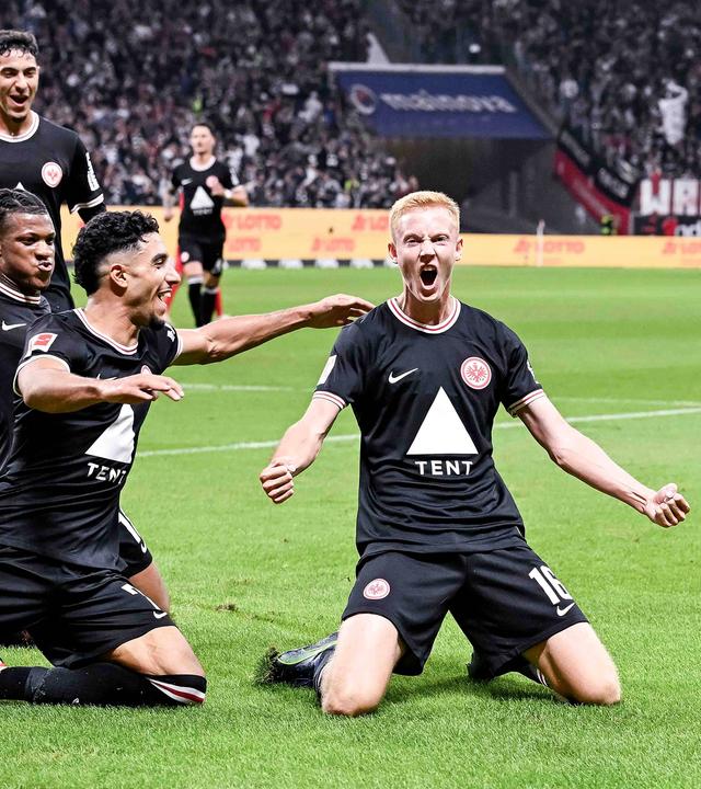 Torjubel nach dem Tor zum 1:0 durch Frankfurts Hugo Larsson beim Spiel gegen Heidenheim am 08.10.2023.