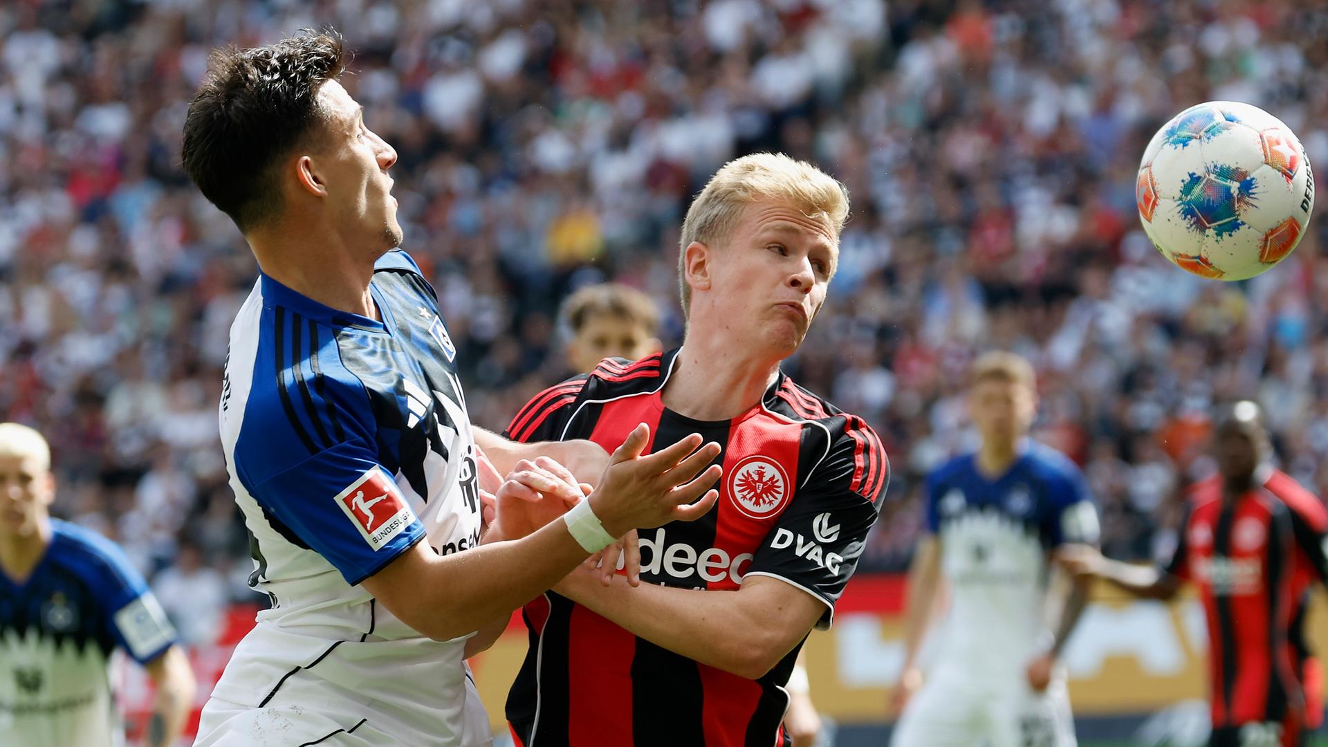 Nicolás Capaldo (HSV) und Oscar Højlund (Frankfurt) im Bundesliga-Spiel.
