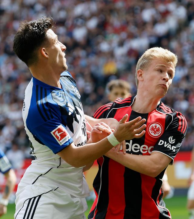 Nicolás Capaldo (HSV) und Oscar Højlund (Frankfurt) im Bundesliga-Spiel.