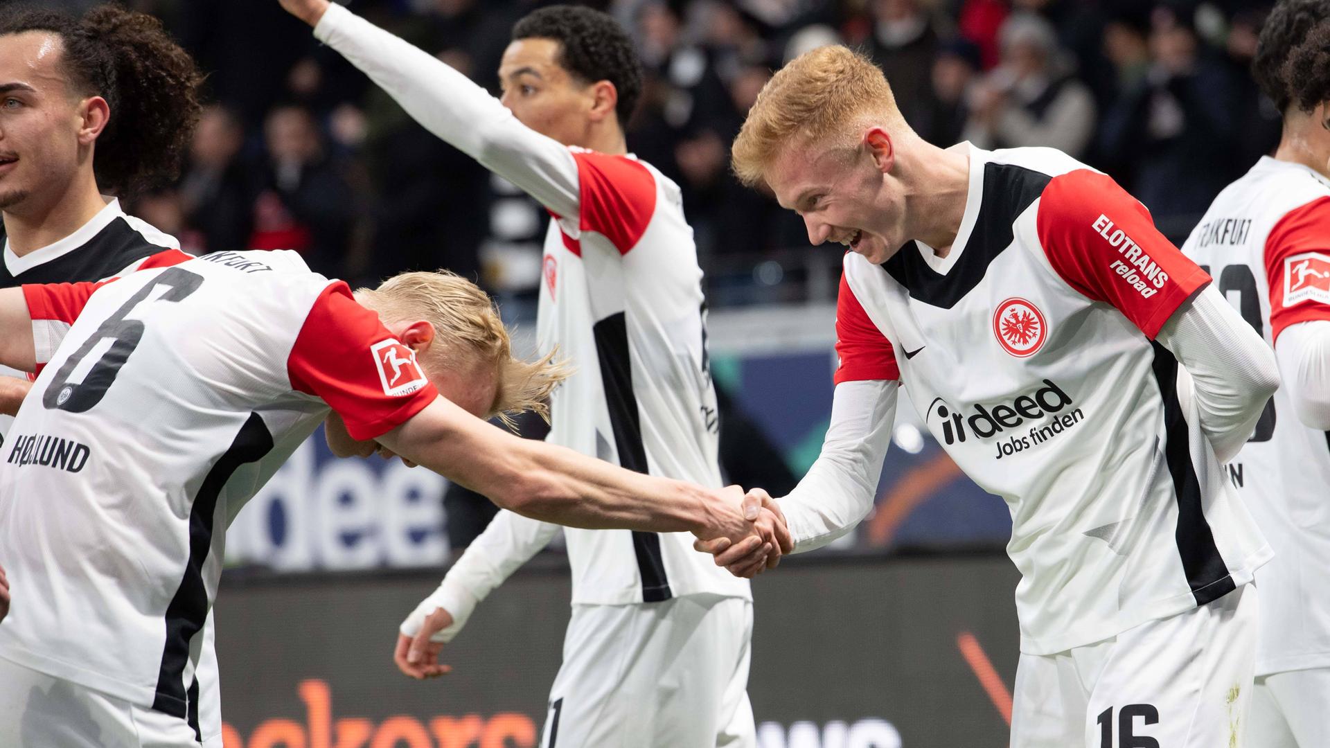 Hugo Larsson jubelt nach seinem Tor zum 1-0.