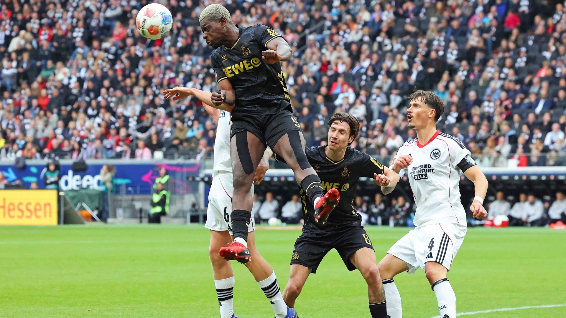 Ragnar Ache (1.FC Köln) und Oscar Hojlund (Frankfurt) kämpfen. 