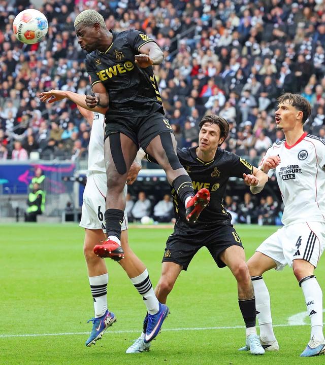 Ragnar Ache (1.FC Köln) und Oscar Hojlund (Frankfurt) kämpfen. 