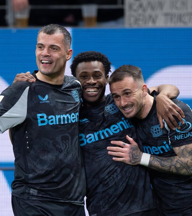 Leverkusens Aleix Garcia jubelt mit Granit Xhaka und Nathan Tella zum 1:4 gegen Frankfurt am 01.03.2025.
