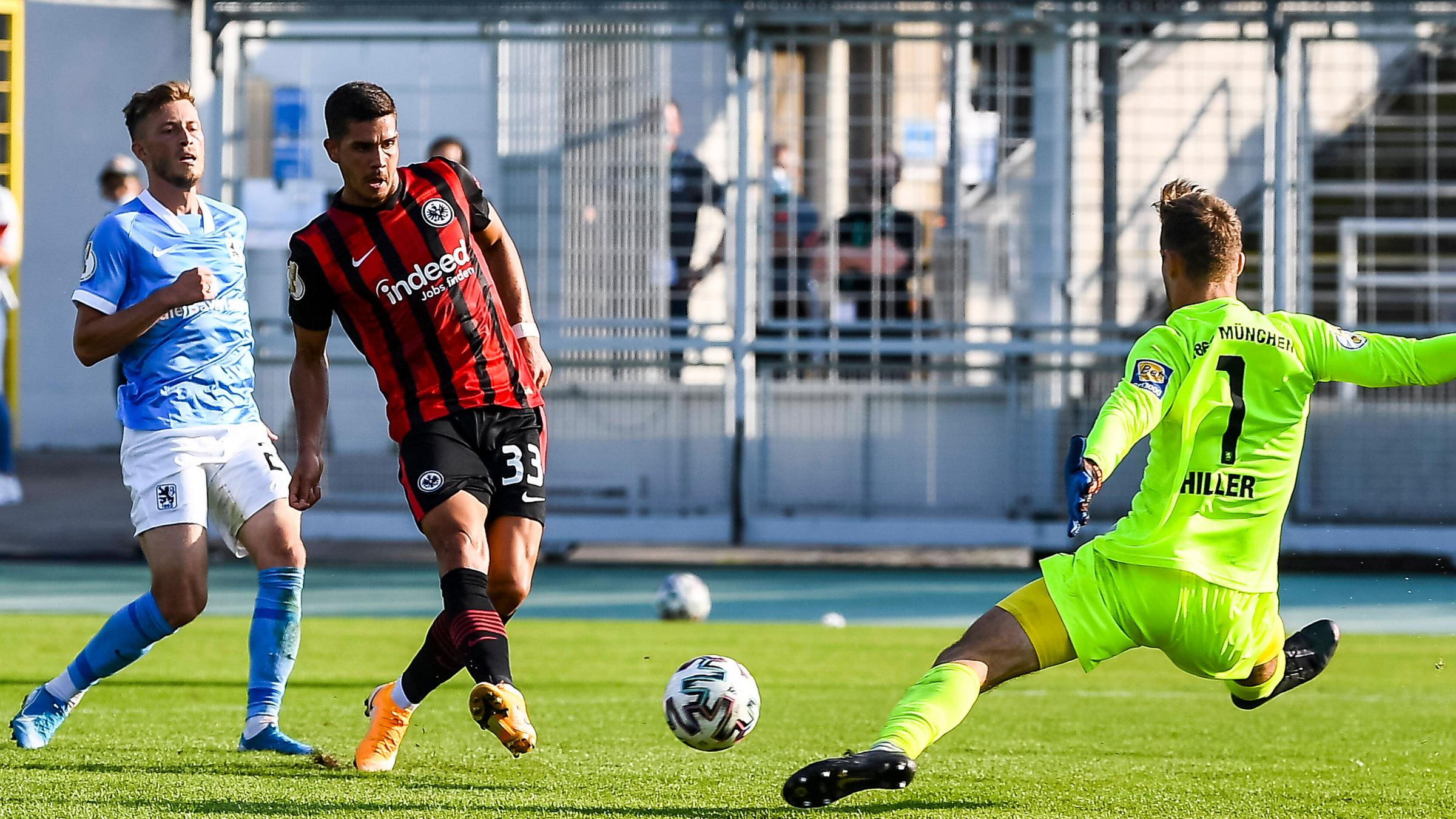 Andre Silva (Eintracht Frankfurt) schießt auf das Tor von Marco Hiller (TSV 1860 München).