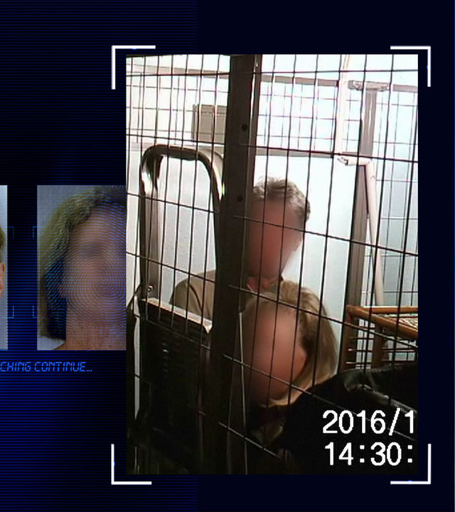 Standbild aus einem Überwachungsvideo zeigt zwei Menschen in einem vergitterten Kellerverschlag. Die Gesichter wurden technisch verfremdet. An dem Kellerverschlag leht eine zusammengeklappte Leiter. Im Hintergrund ist ein Regal zu sehen. Links daneben: Lichtschematische Darstellung eines Fingerabdrucks.