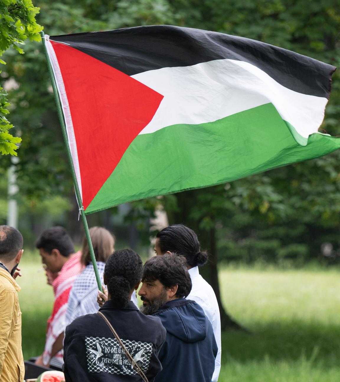 Teilnehmer bauen ein propalästinensisches Protestcamp auf dem Campus der Goethe-Universität auf.