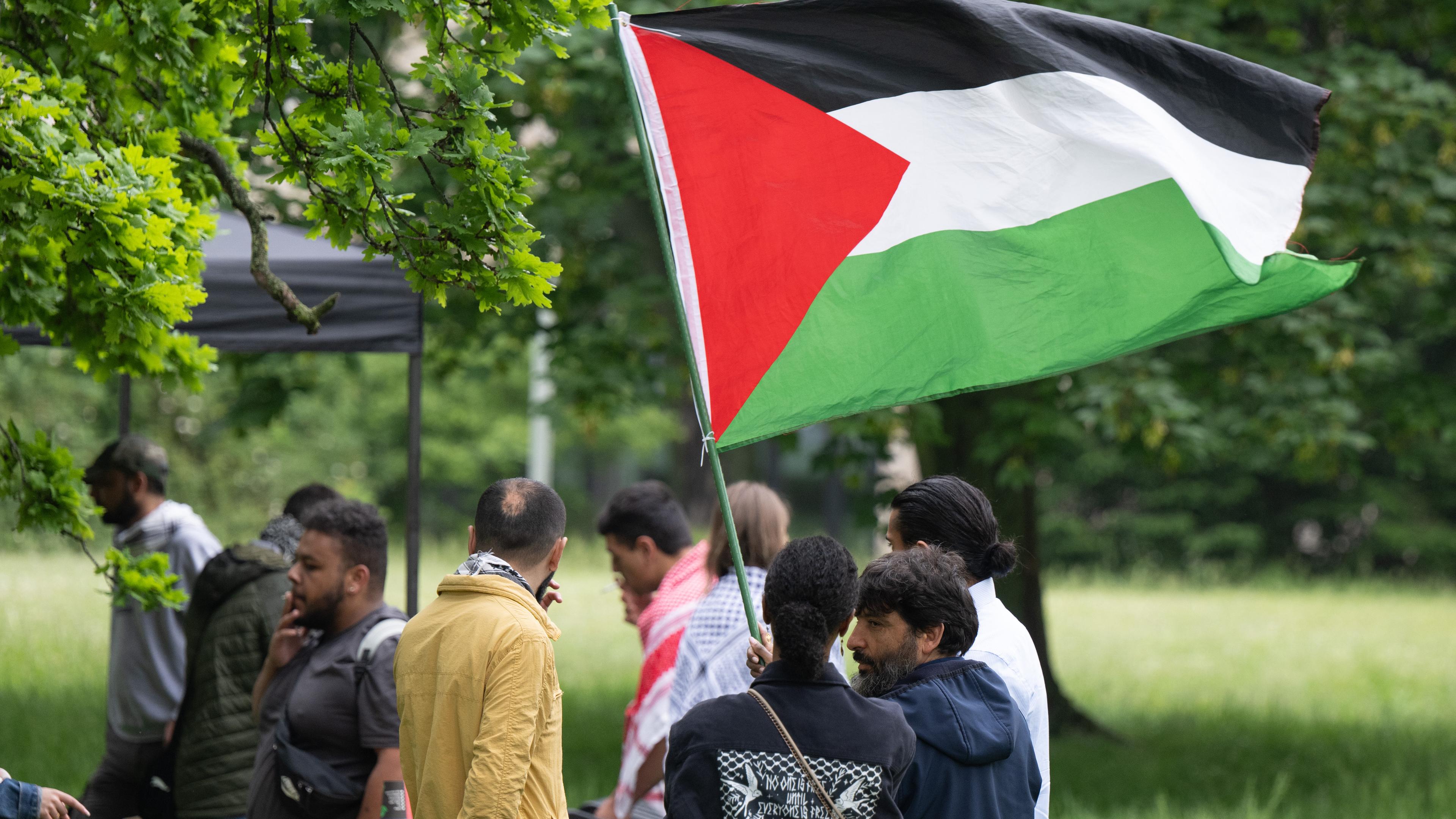 Teilnehmer bauen ein propalästinensisches Protestcamp auf dem Campus der Goethe-Universität auf.