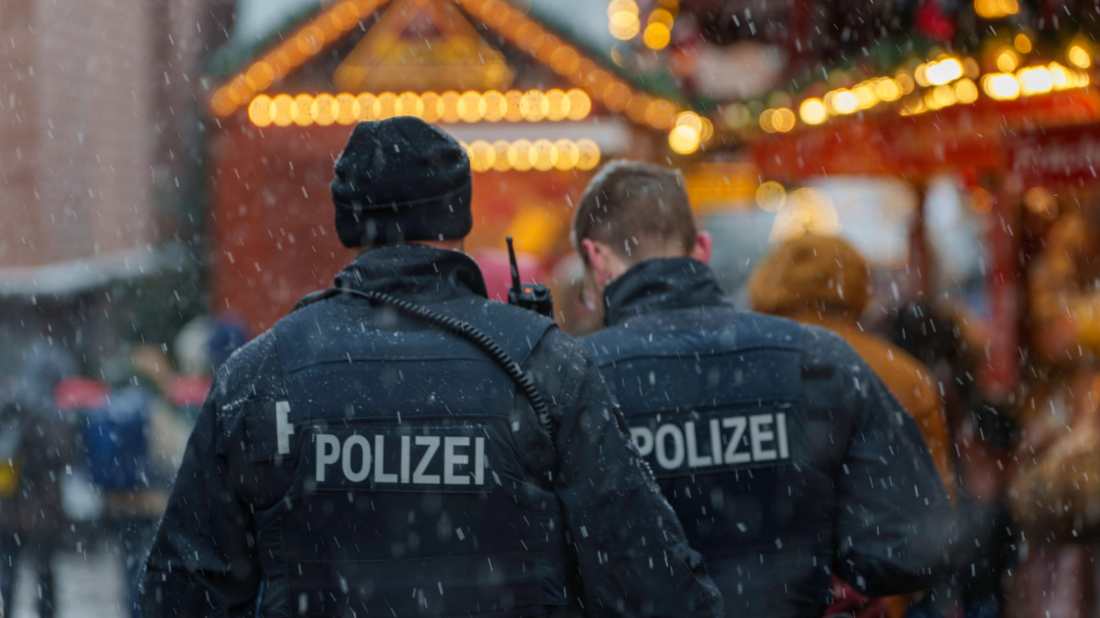 Zwei Polizisten gehen über den Weihnachtsmarkt in Frankfurt