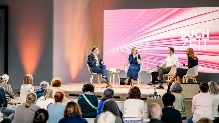 Podiumsdiskussion zur Sendung "Buchzeit auf der gemeinsamen Bühne von ARD, ZDF und 3sat auf der Frankfurter Buchmesse mit Kai Sina, Sandra Kegel, Kais Harrabi und Katrin Schumacher