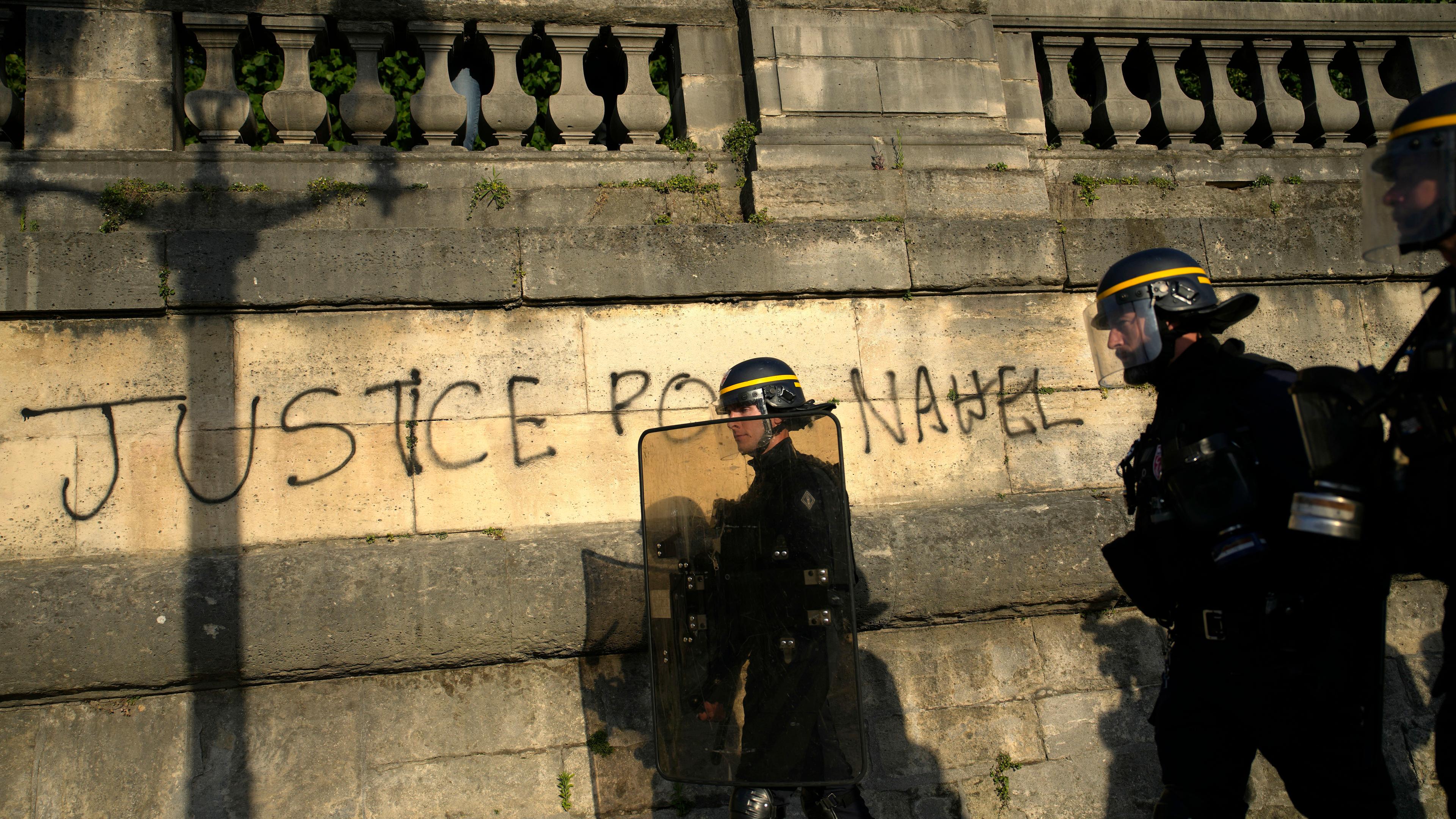 Polizisten patrouillieren, während sich Jugendliche während einer Demonstration auf dem Concorde-Platz in Paris versammeln, Frankreich, Freitag, 30. Juni 2023.