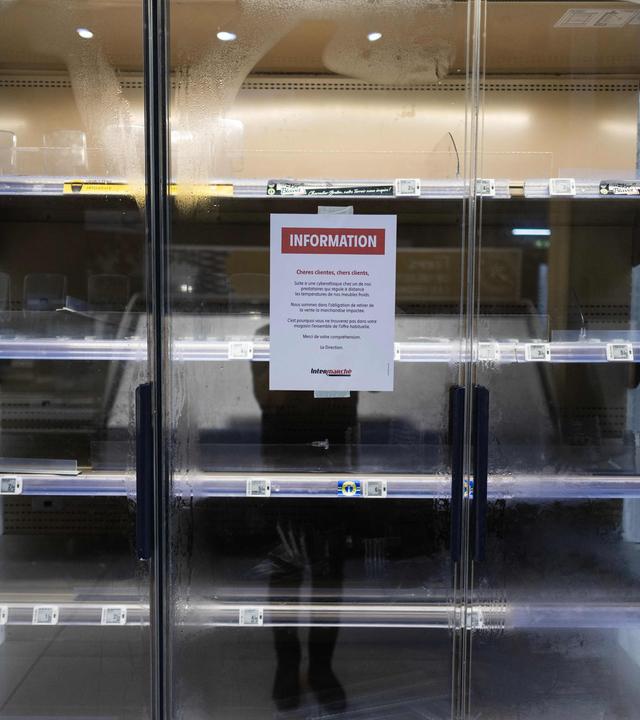 Dieses Foto zeigt einen Kundenhinweis an leeren Kühlregalen für Frischwaren in einem Intermarché-Supermarkt in Névez (Westfrankreich) am 12. Oktober 2026. 