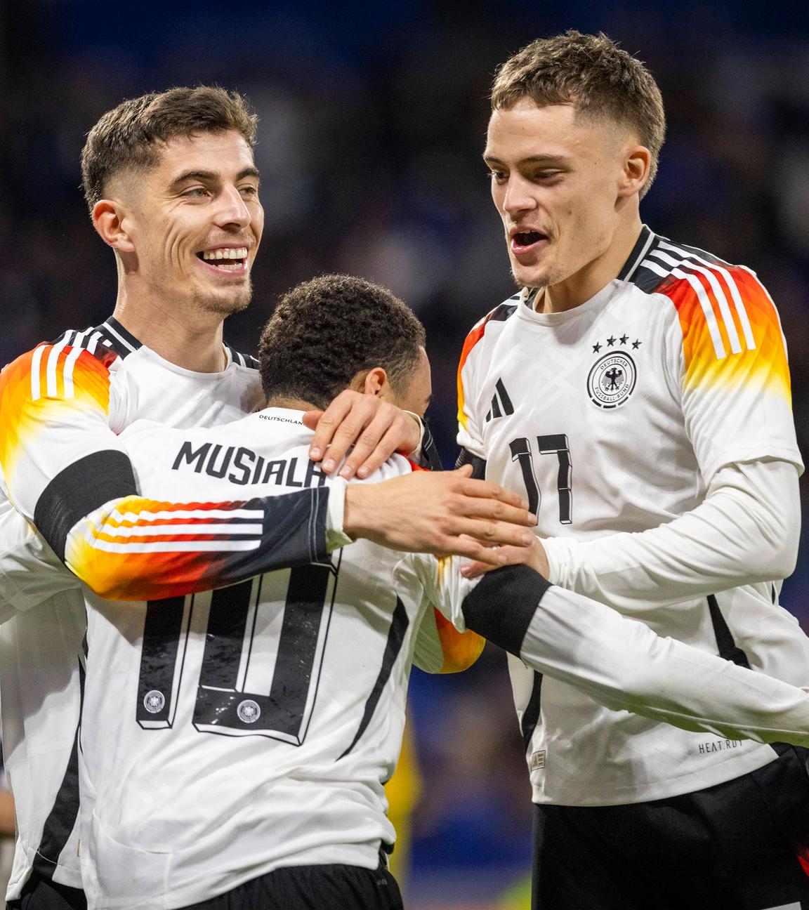 Jamal Musiala, Kai Havertz und Florian Wirtz feiern das Tor zum 2:0 gegen Frankreich.