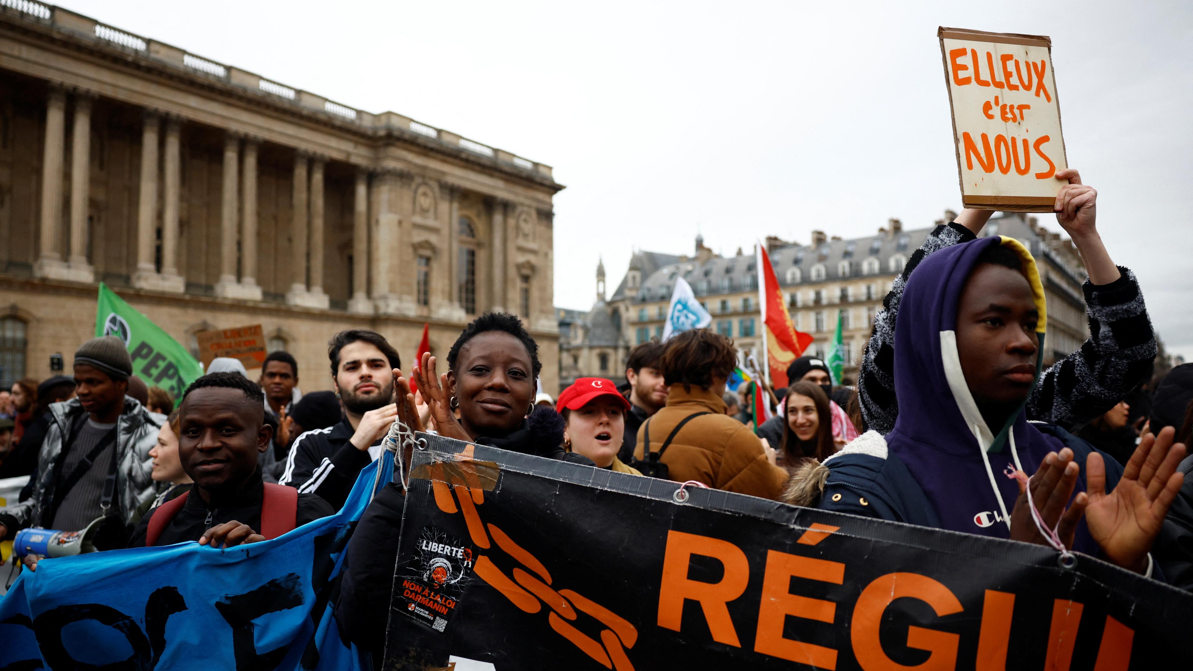 In Paris protestieren zahlreiche Menschen gegen die Einwanderungsreform in Frankreich