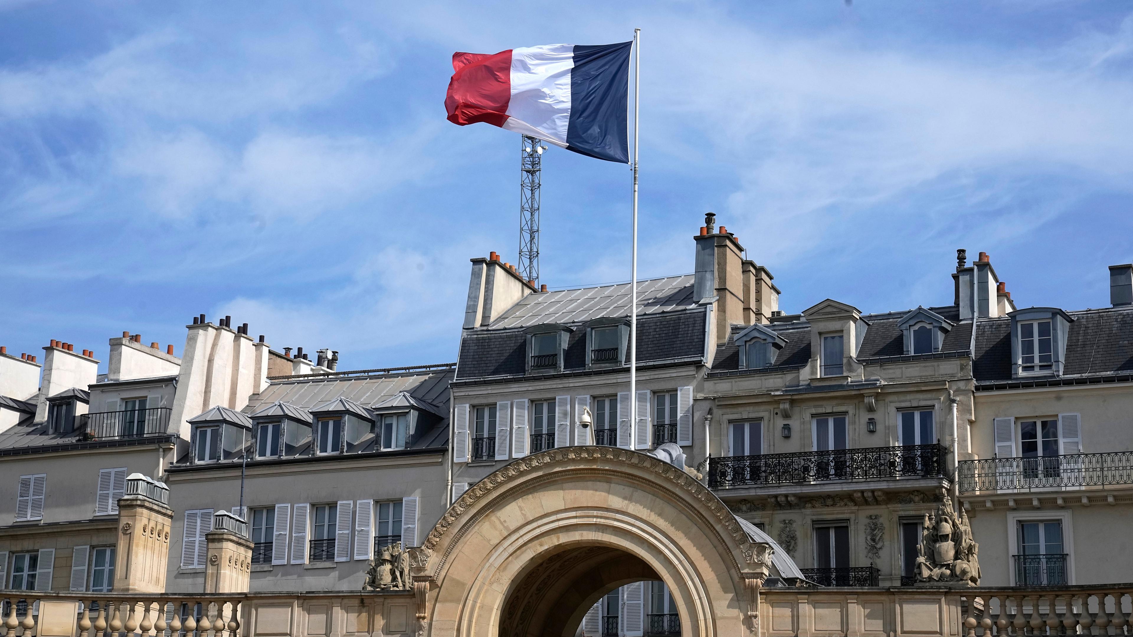 Frankreich, Paris: Die französische Flagge weht vor dem Elysee-Palast, während der letzten wöchentlichen Kabinettssitzung vor der zweiten Runde der Präsidentschaftswahlen. 