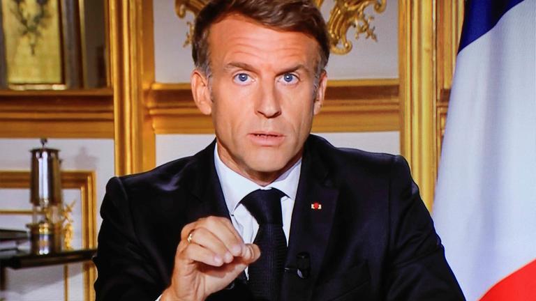 Dieses Foto zeigt einen Fernsehbildschirm, auf dem der französische Präsident Emmanuel Macron zu sehen ist, der am 18. Oktober 2026 in Paris eine Rede vom Élysée-Palast aus hält
