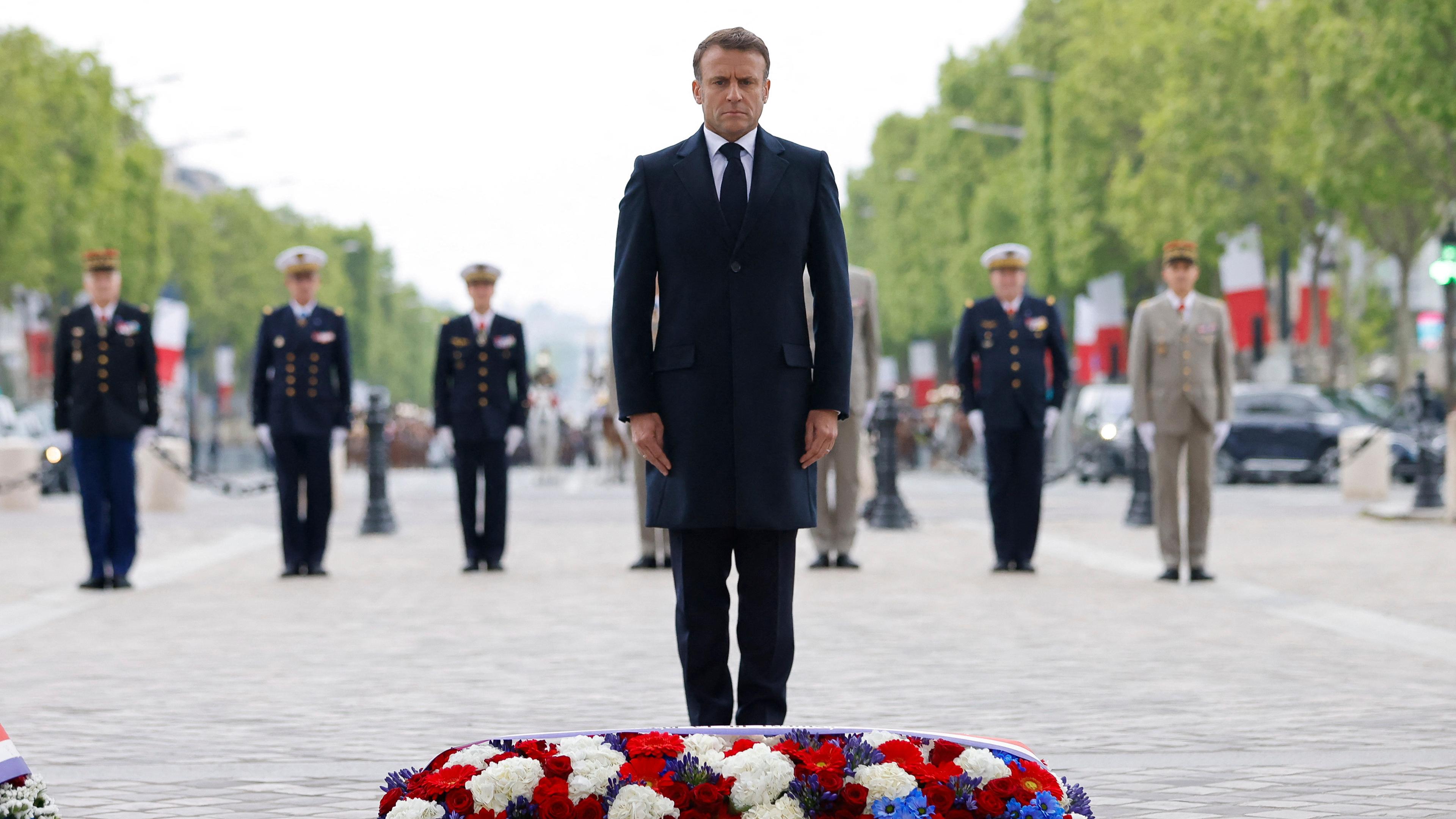 Der französische Präsident Macron steht nach der Niederlegung eines Blumenkranzes am Grab des Unbekannten Soldaten während einer Zeremonie zum 79. Jahrestag des Endes des Zweiten Weltkrieges.
