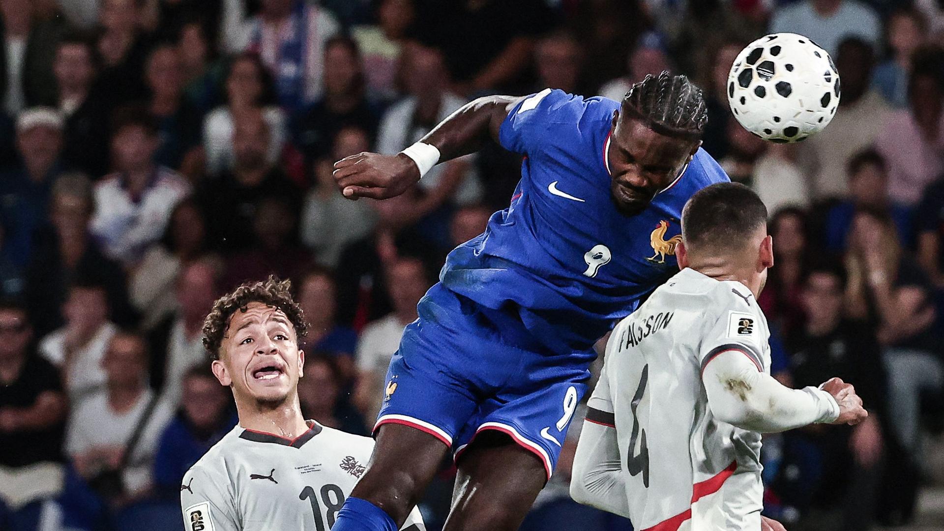 Frankreichs Marcus Thuram im Kopfballduell mit Victor Palsson um den Ball