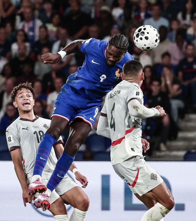 Frankreichs Marcus Thuram im Kopfballduell mit Victor Palsson um den Ball