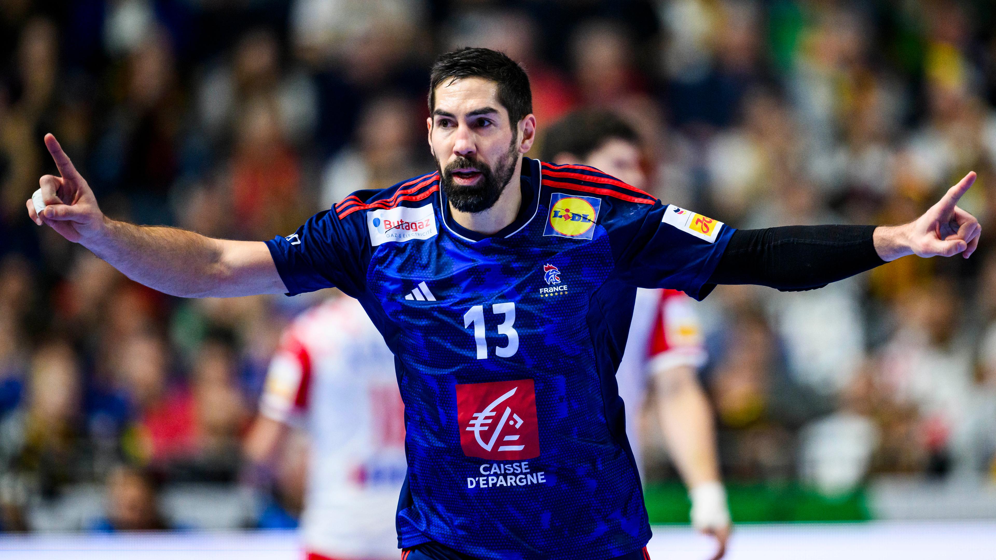 Frankreichs Nikola Karabatic am Werfen beim Spiel gegen Kroatien am 18.01.2024.