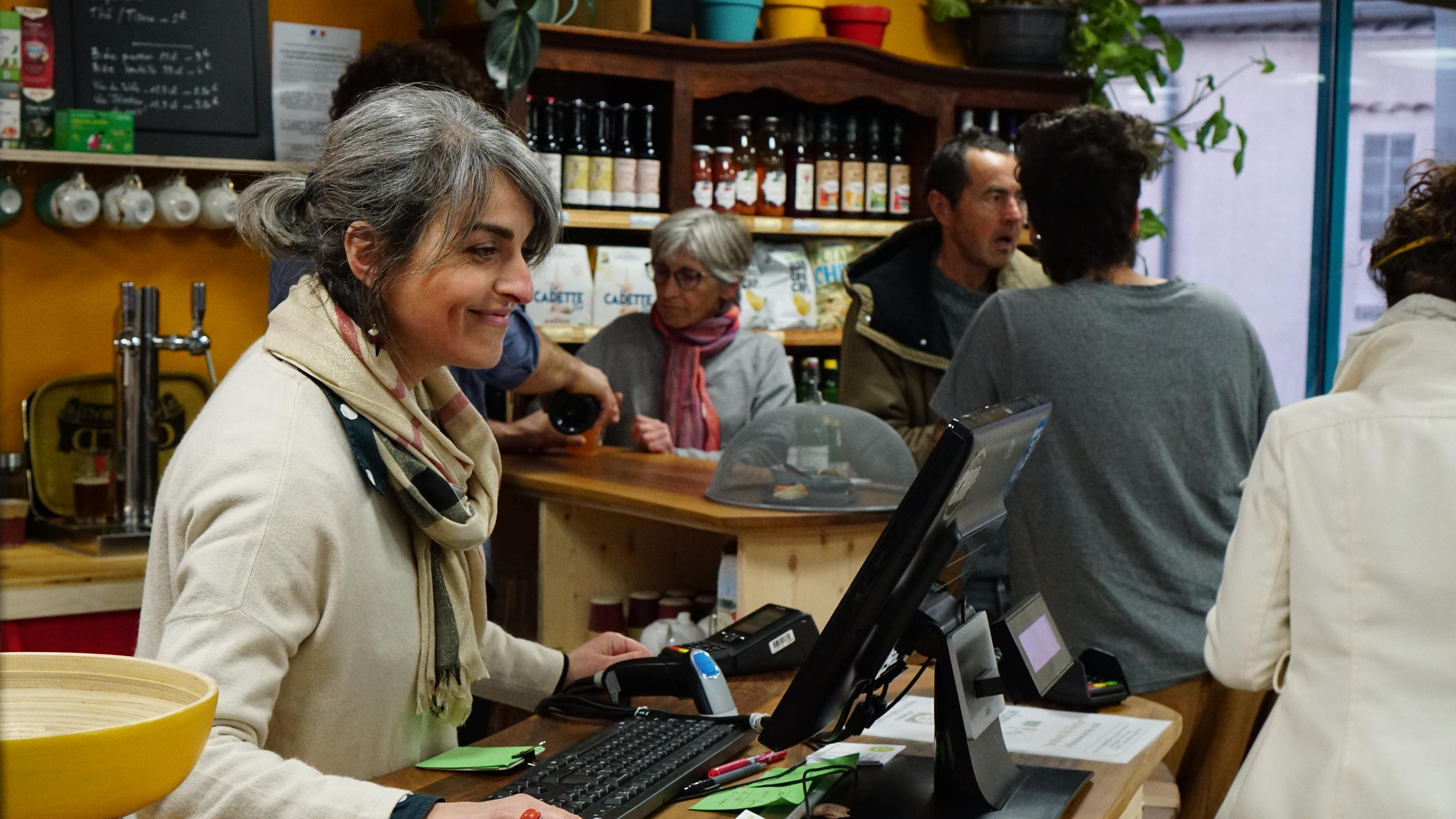 Im französischen Dorf Fontannes hat Marie-Claire Pignol mit Hilfe der Villages Vivants eine kleine Boutique mit Bioprodukten und Café eröffnet.