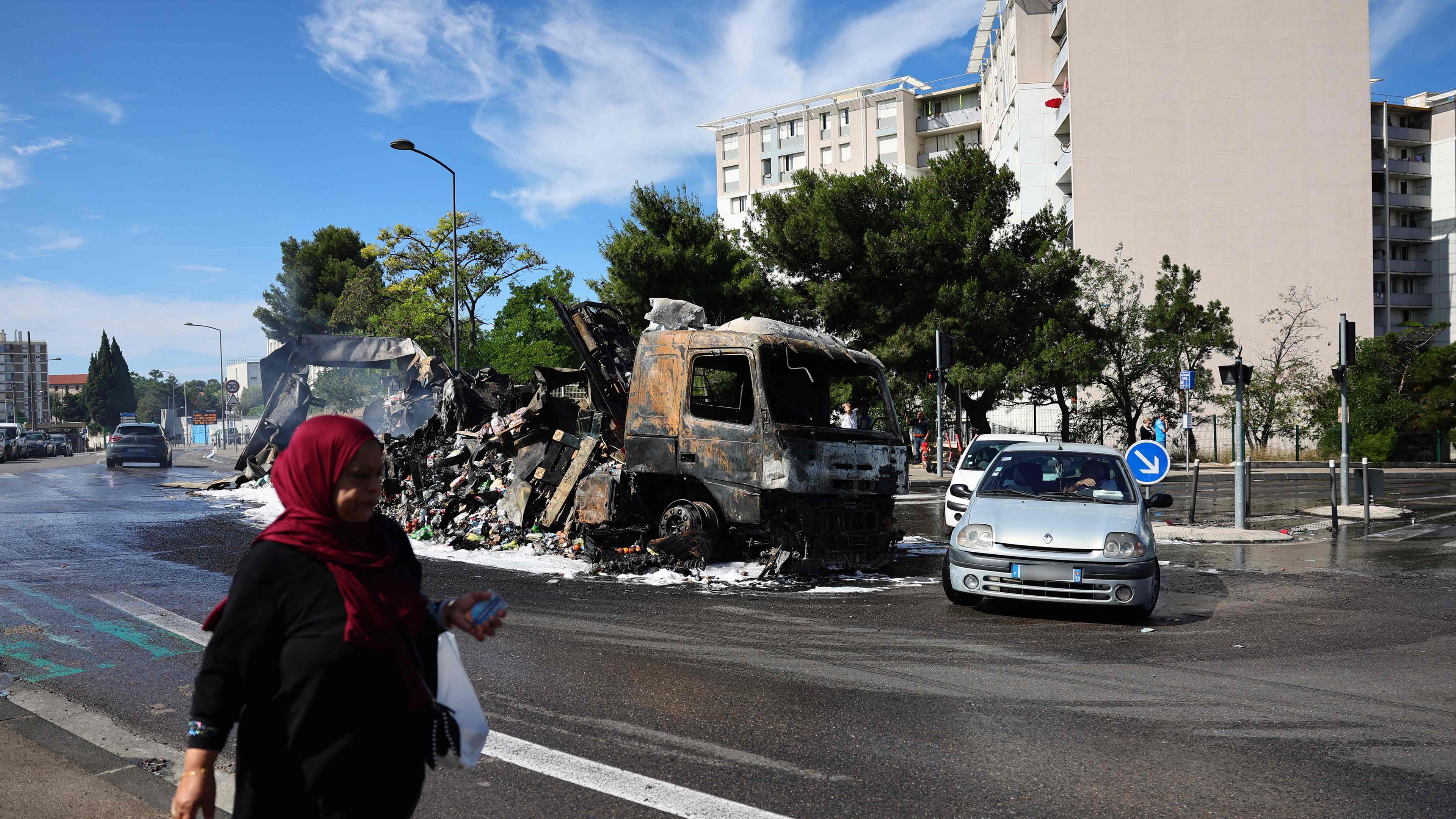 Frankreich: Ein ausgebrannter LKW vor dem Aldi-Markt im Norden von Marseille.