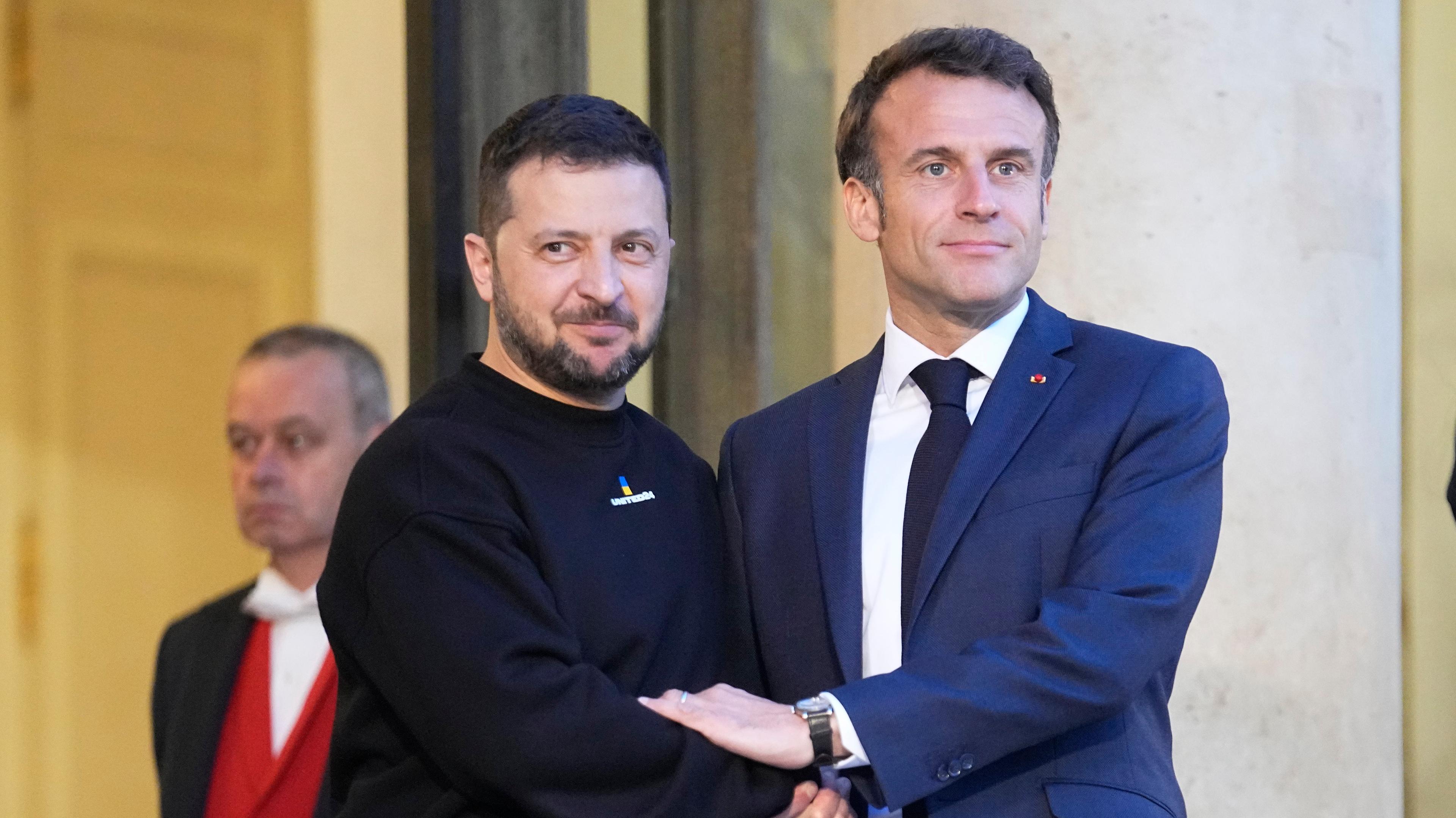 Emmanuel Macron begrüßt Wolodymyr Selenskyj im Elysee-Palast.