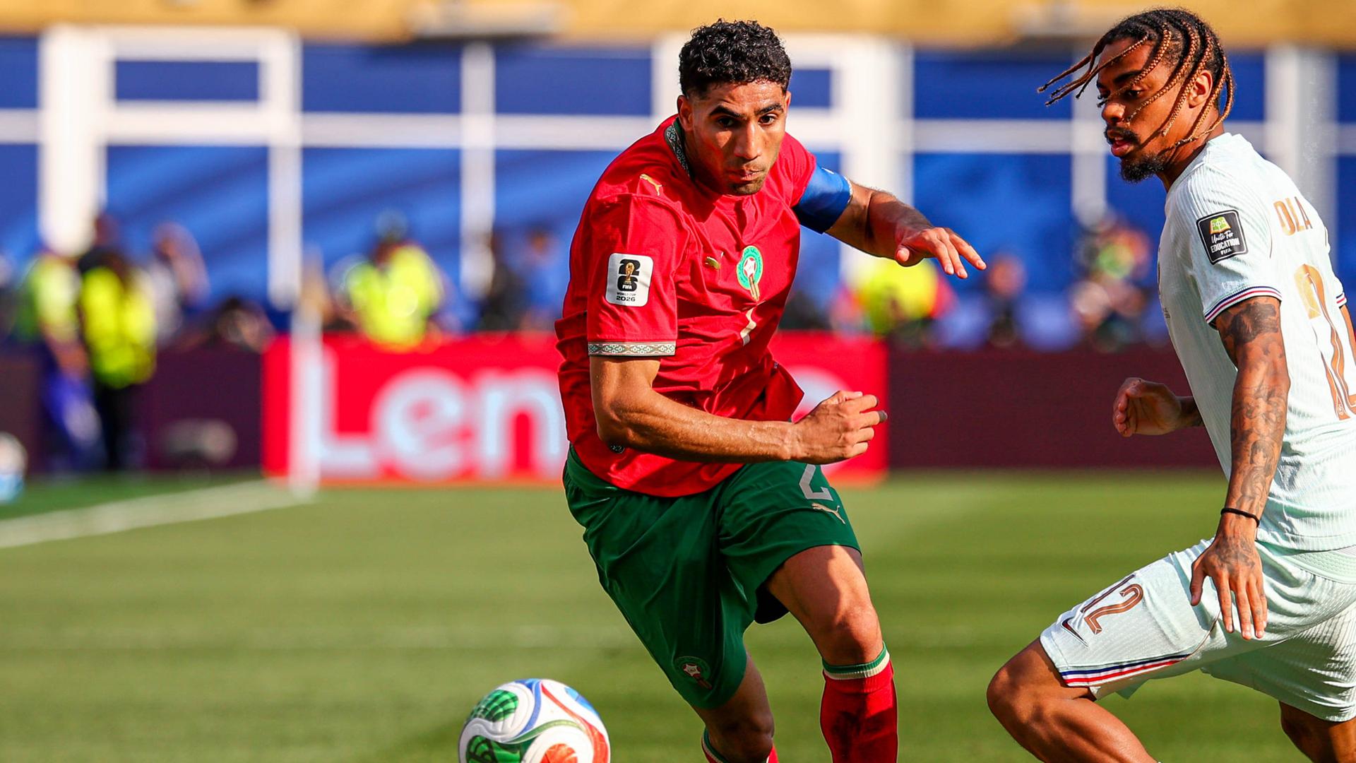 Marokkos Kapitän Achraf Hakimi verfolgt den Ball im WM-Viertelfinale 2026 gegen Frankreich.