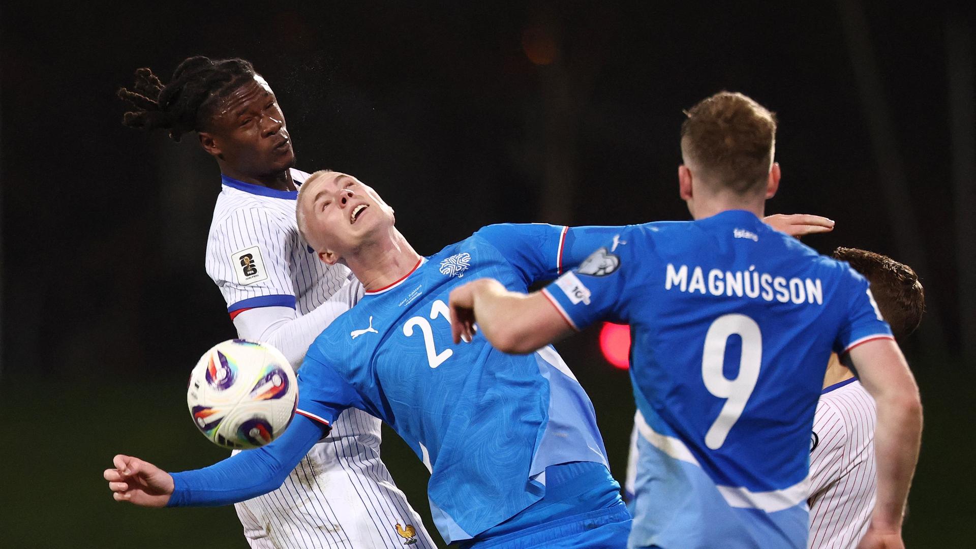 Islands Daniel Gudjohnsen im Duell mit Frankreichs Eduardo Camavinga