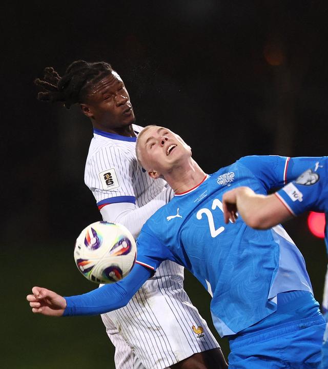 Islands Daniel Gudjohnsen im Duell mit Frankreichs Eduardo Camavinga