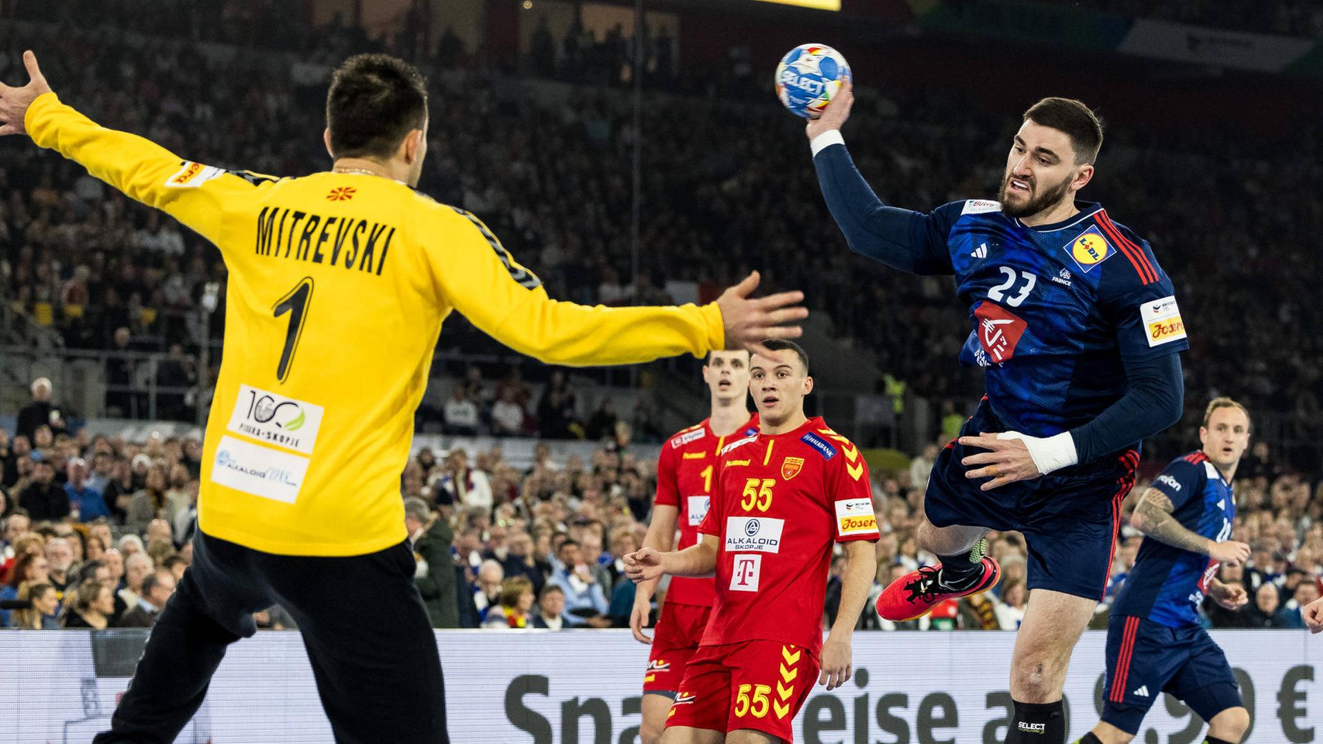 Nikola Mitrevski (Nordmazedonien, l) und Ludovic Fabregas (Frankreich, r) in Aktion.