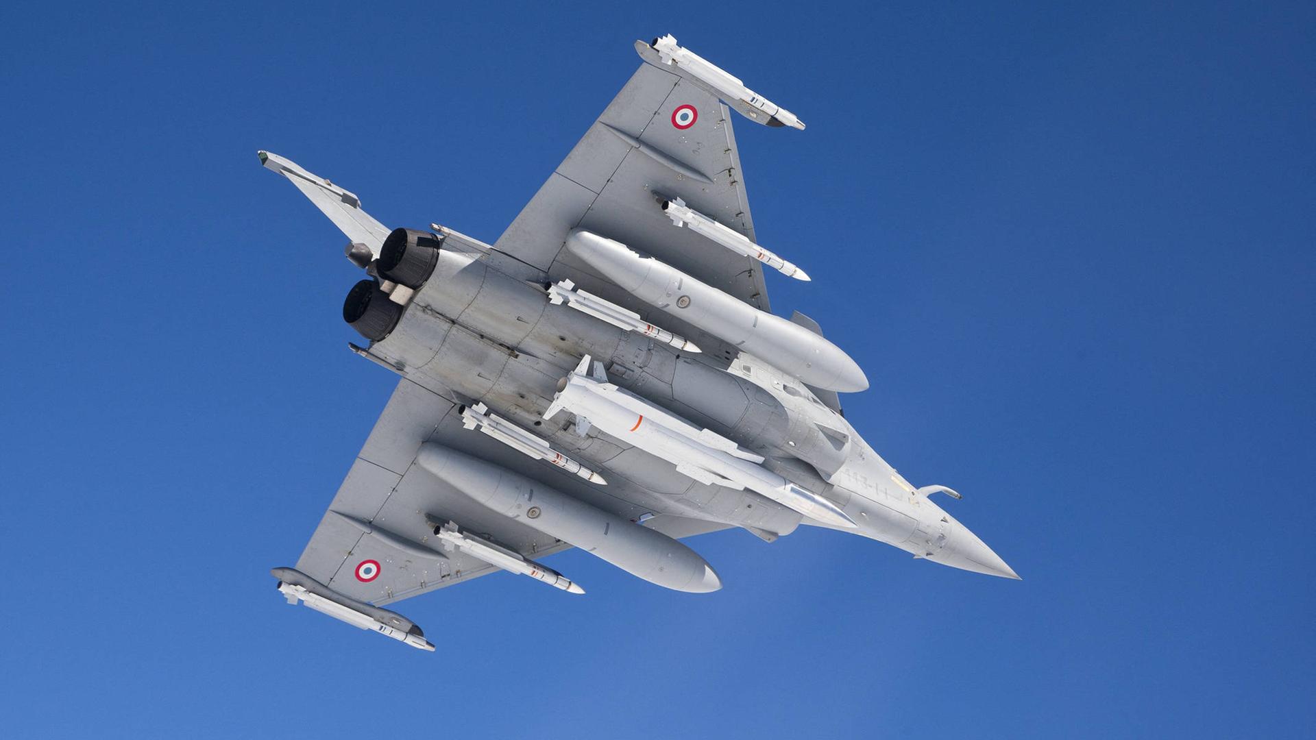 Kampfjet von Dassault Rafale mit einem französischen atomaren luftgestützten Marschflugkörper ASMPA (Mittelstrecken-Luft-Boden-Rakete).