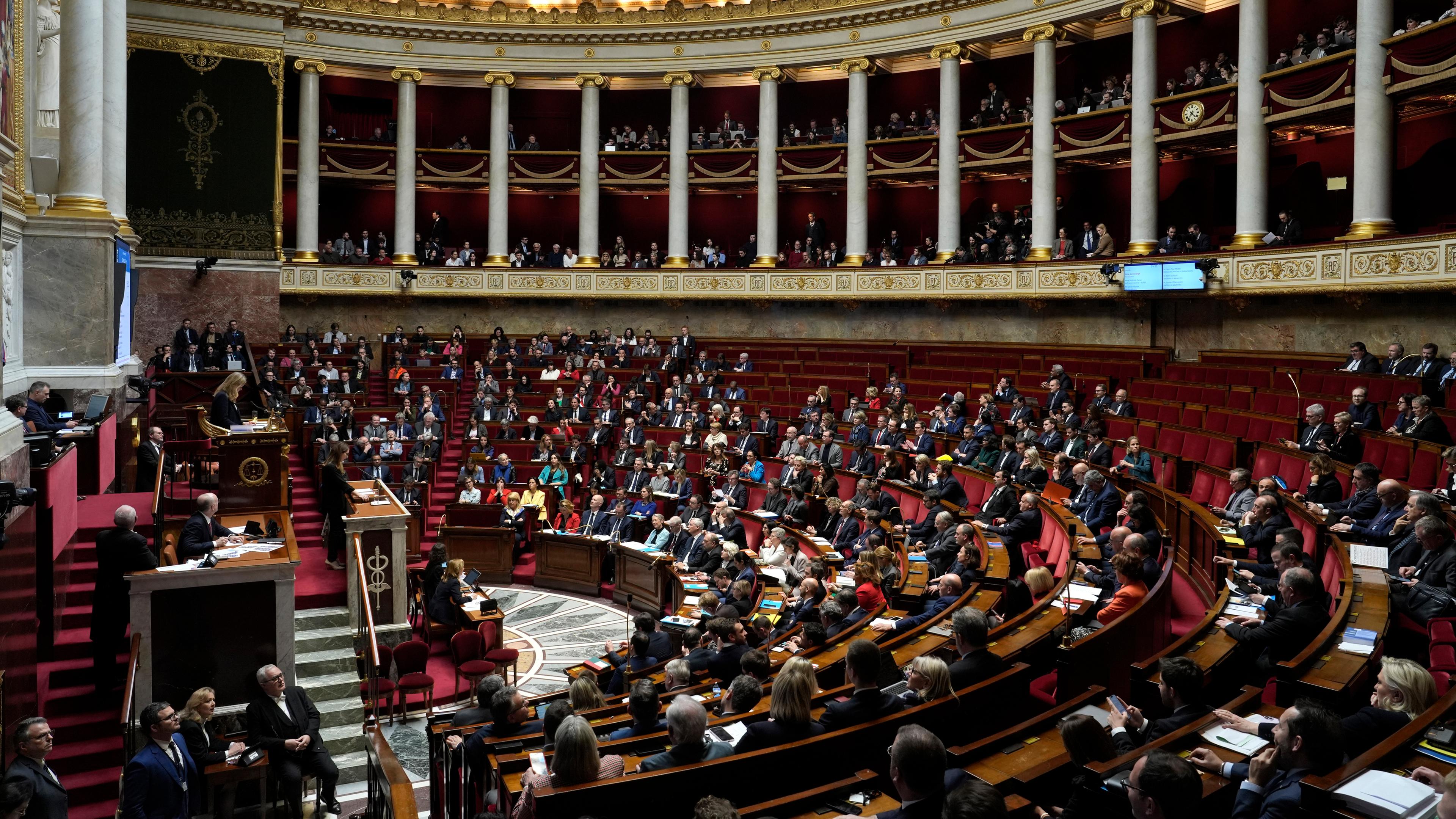 Frankreich, Paris: Französische Abgeordnete sitzen in der Nationalversammlung.