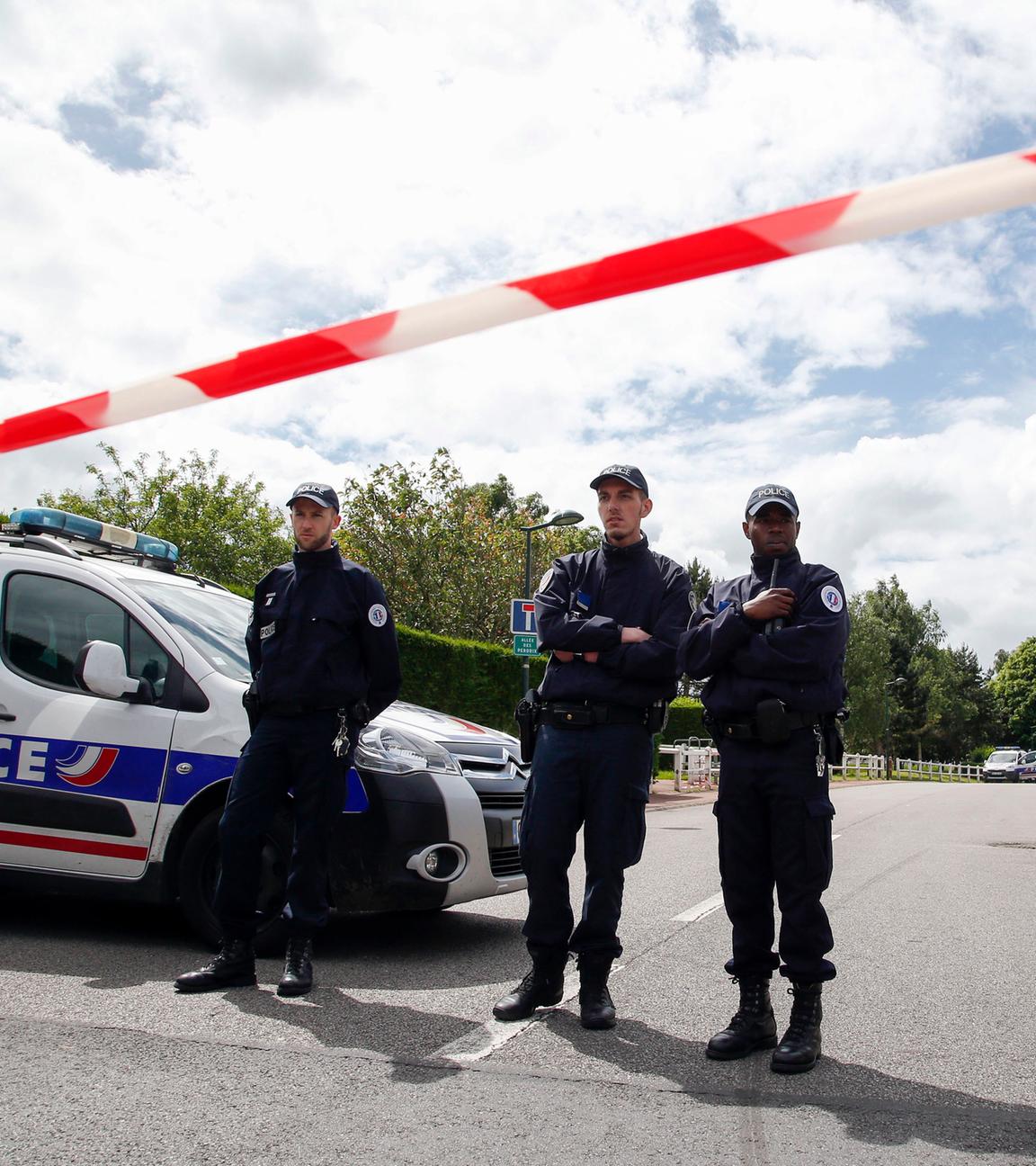 Französische Polizeibeamte blockieren die Straße, Symbolbild