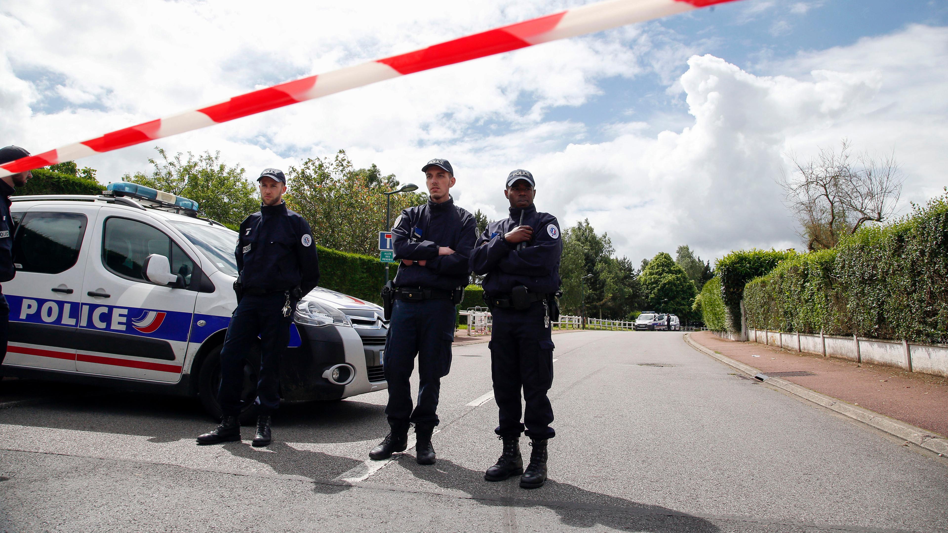 Französische Polizeibeamte blockieren die Straße, Symbolbild