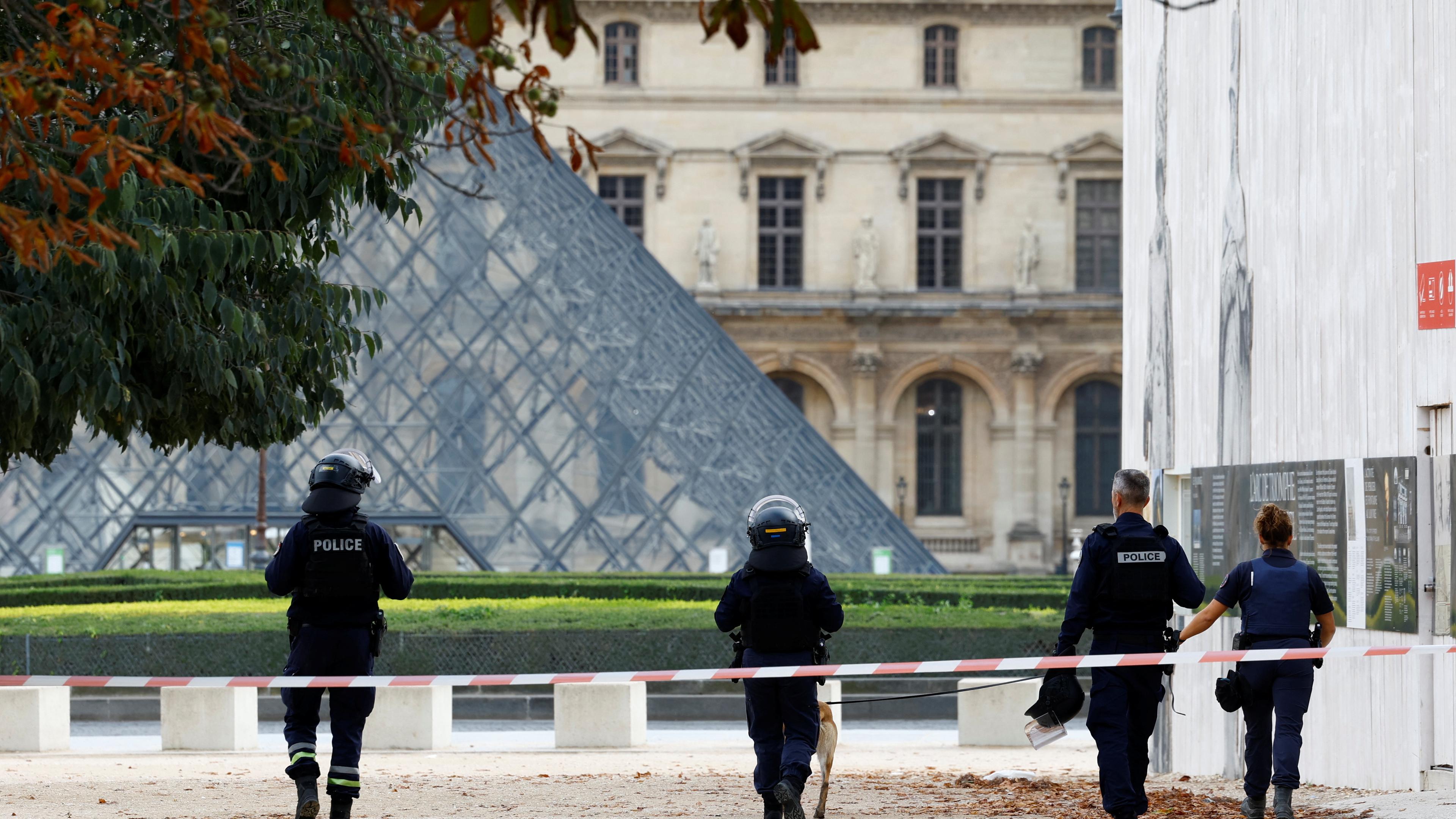 Französische Polizisten patrouillieren vor dem Louvre, nachdem es aus Sicherheitsbedenken geschlossen wurde.