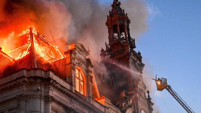 Bei erneuten Protesten in Frankreich steht das denkmalgeschützte Rathaus von Limoges in Flammen. Randalierer setzten es in Brand.