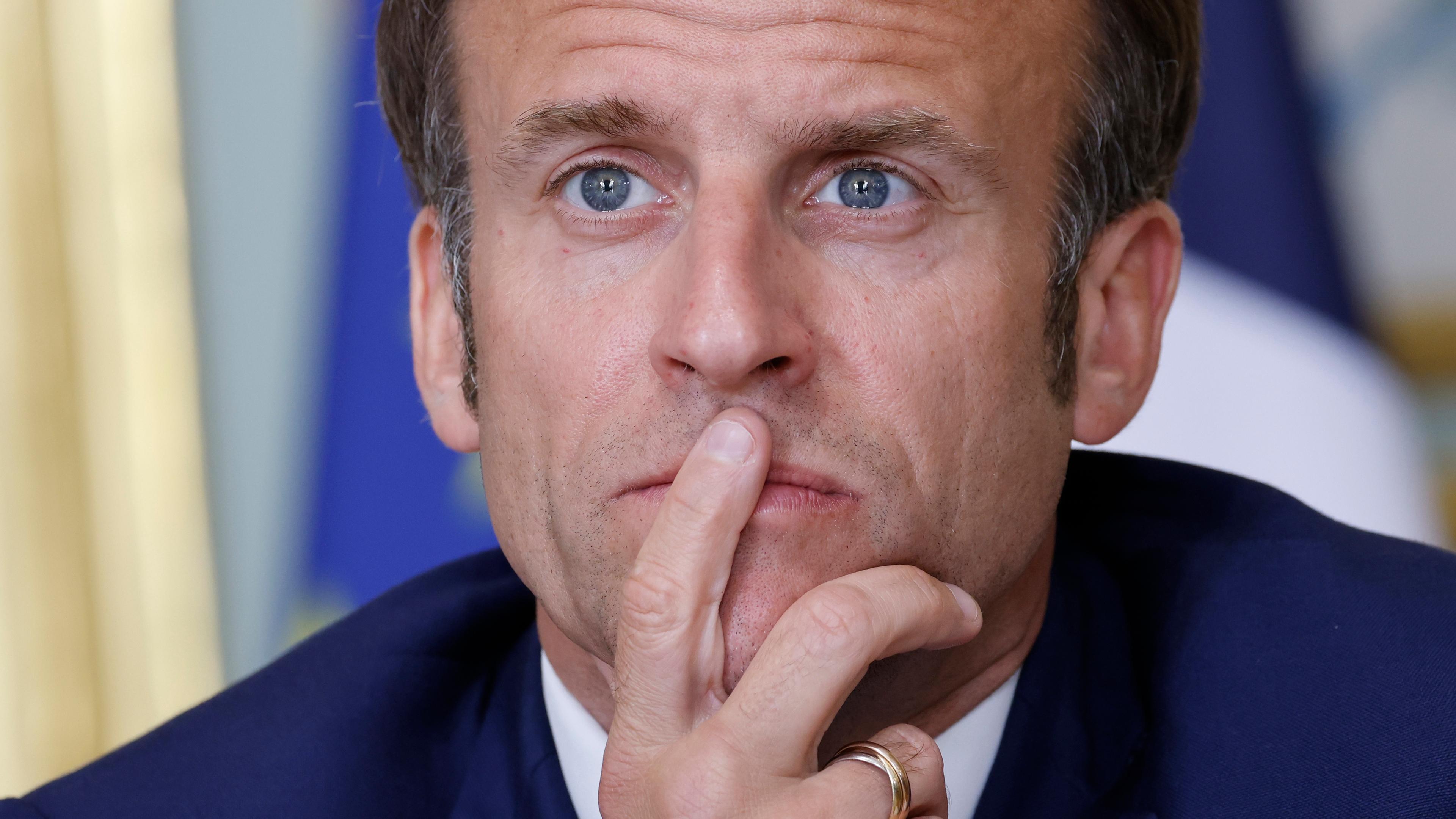 Frankreich, Paris: Emmanuel Macron, Präsident von Frankreich, nimmt im Elysee-Palast an einer Videokonferenz teil.