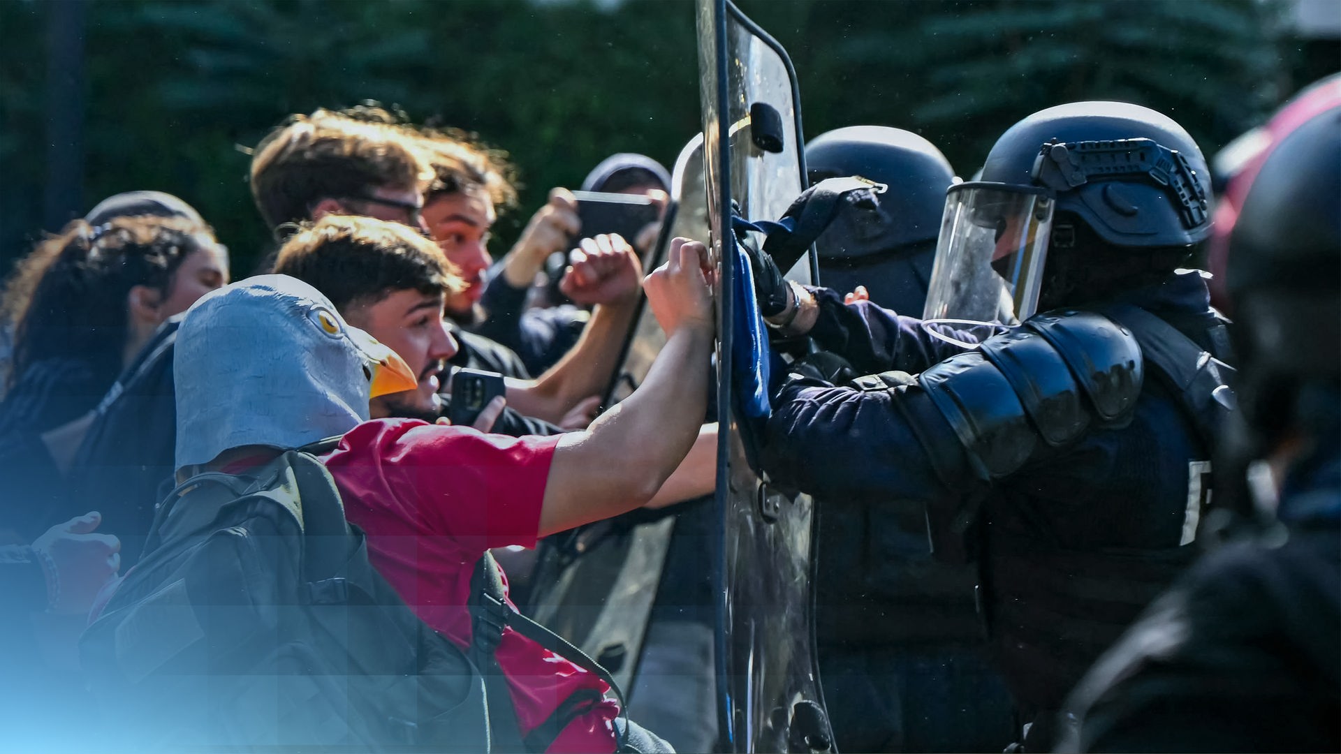 Französische Protestierende und die Polizei treffen aufeinander