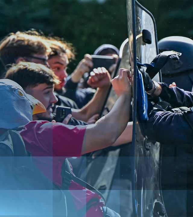 Französische Protestierende und die Polizei treffen aufeinander