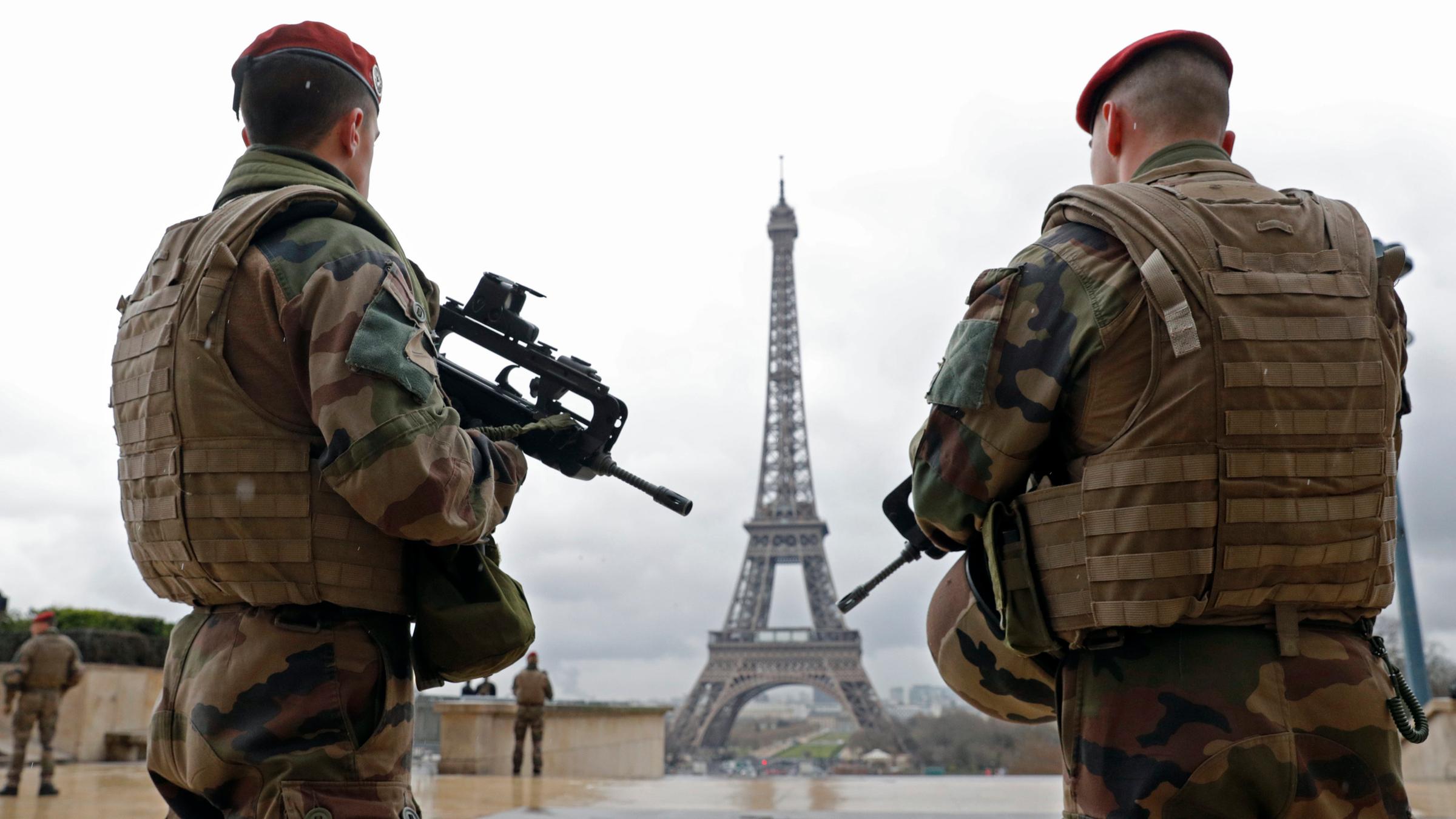 Bewaffnete Soldaten bewachen den Eiffelturm.