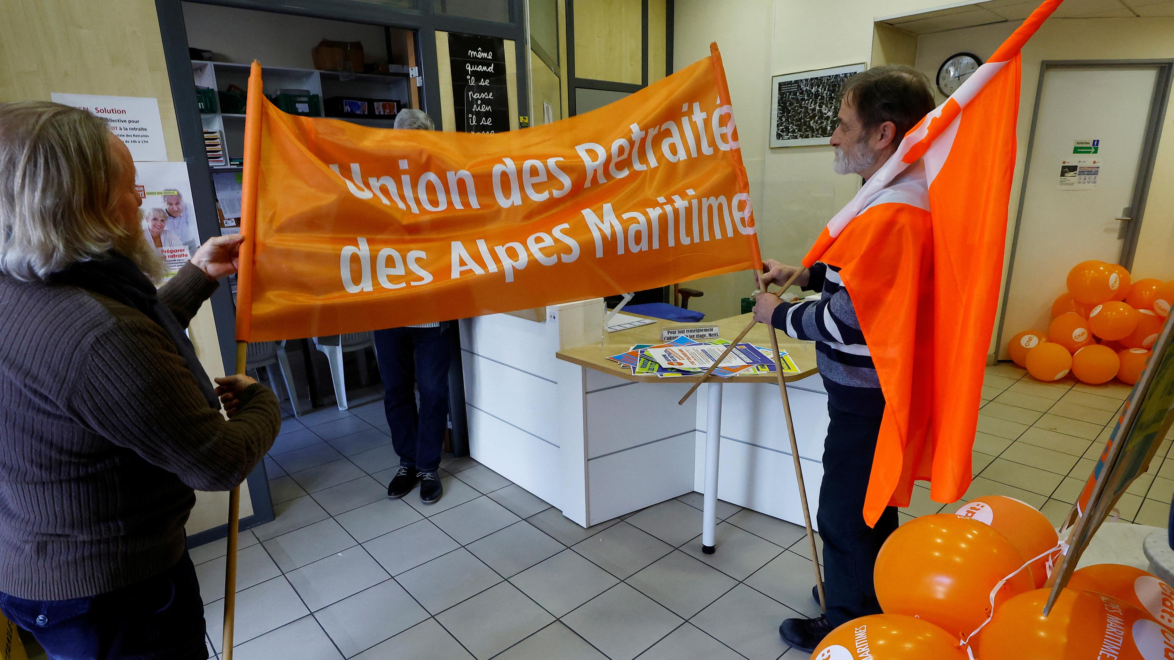 Mitglieder der Gewerkschaft CFDT bereiten sich auf Proteste gegen die Rentenreform der französischen Regierung vor, aufgenommen am 06.02.2023