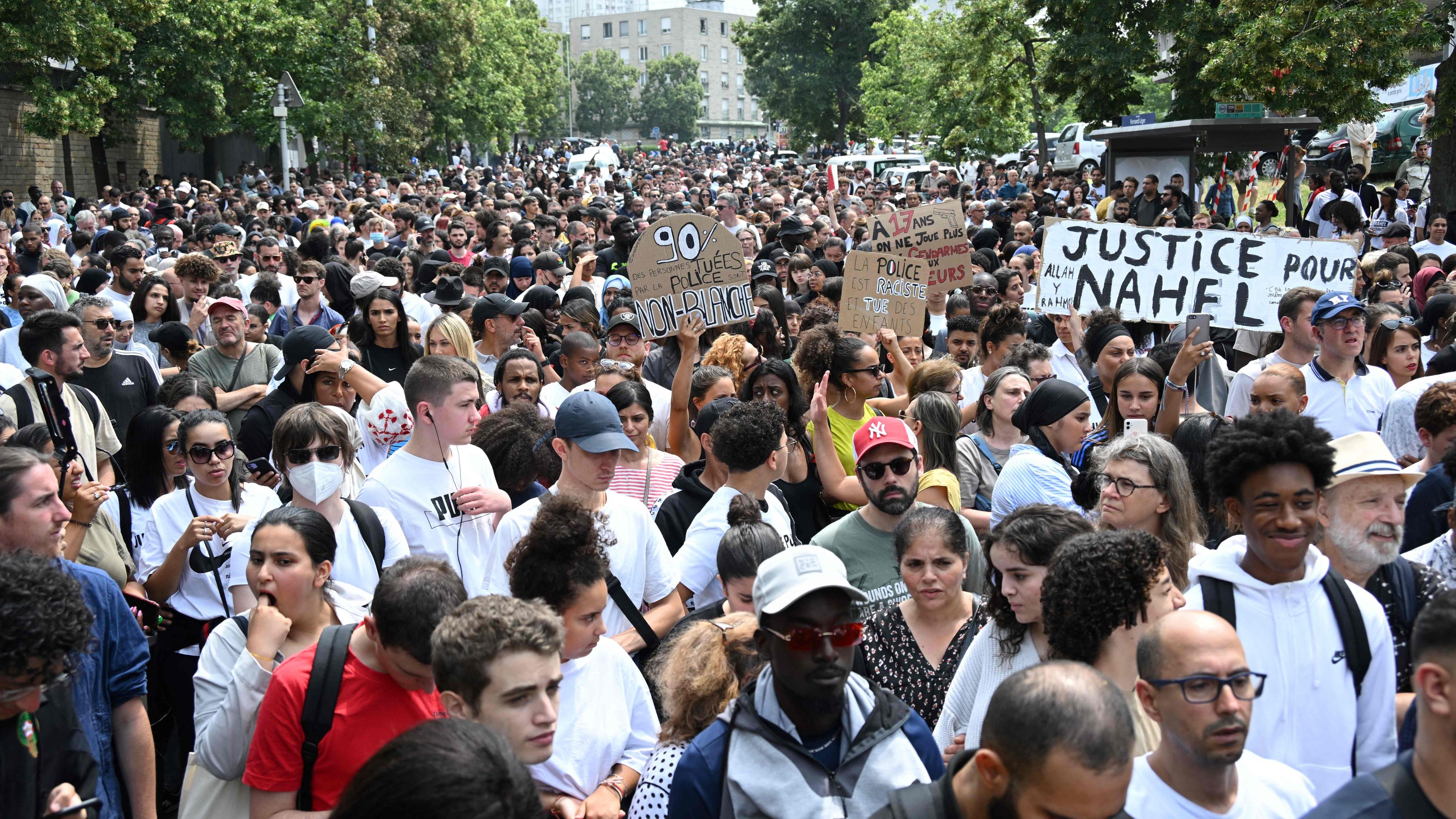 Eine Menschenmenge sammelt sich in Paris an.
