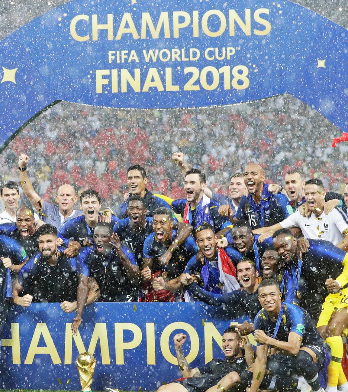 Die französische Mannschaft feiert den Weltmeistertitel 2018 im Luzhniki-Stadion in Moskau am 15.07.2018.