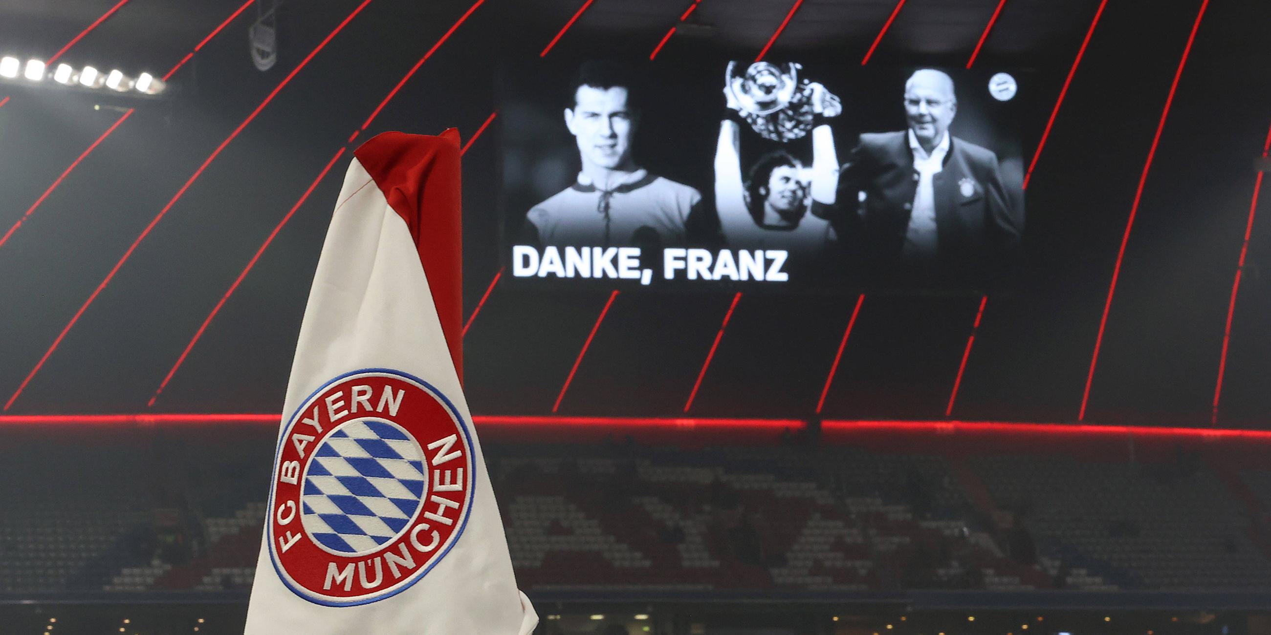 Der FC Bayern München gedenkt dem verstorbenen Ehrenpräsidenten Franz Beckenbauer auf der Anzeigetafel in der Allianz Arena in München.
